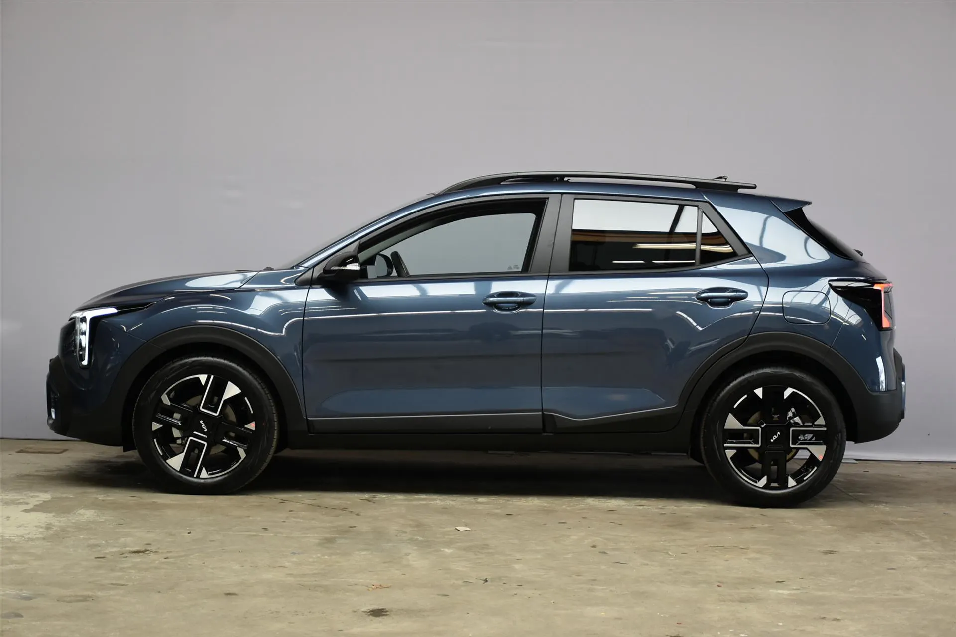 Kia Stonic met kenteken 74817 – achteraanzicht