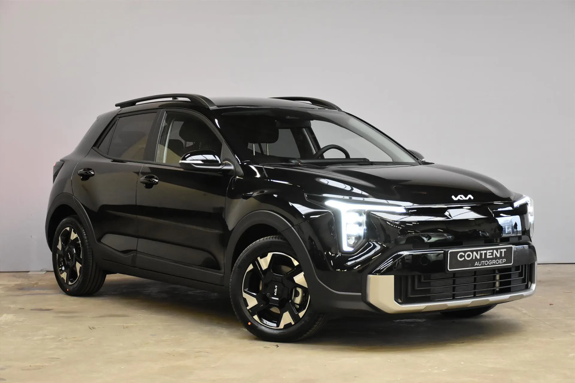 Kia Stonic met kenteken 75564 – achteraanzicht