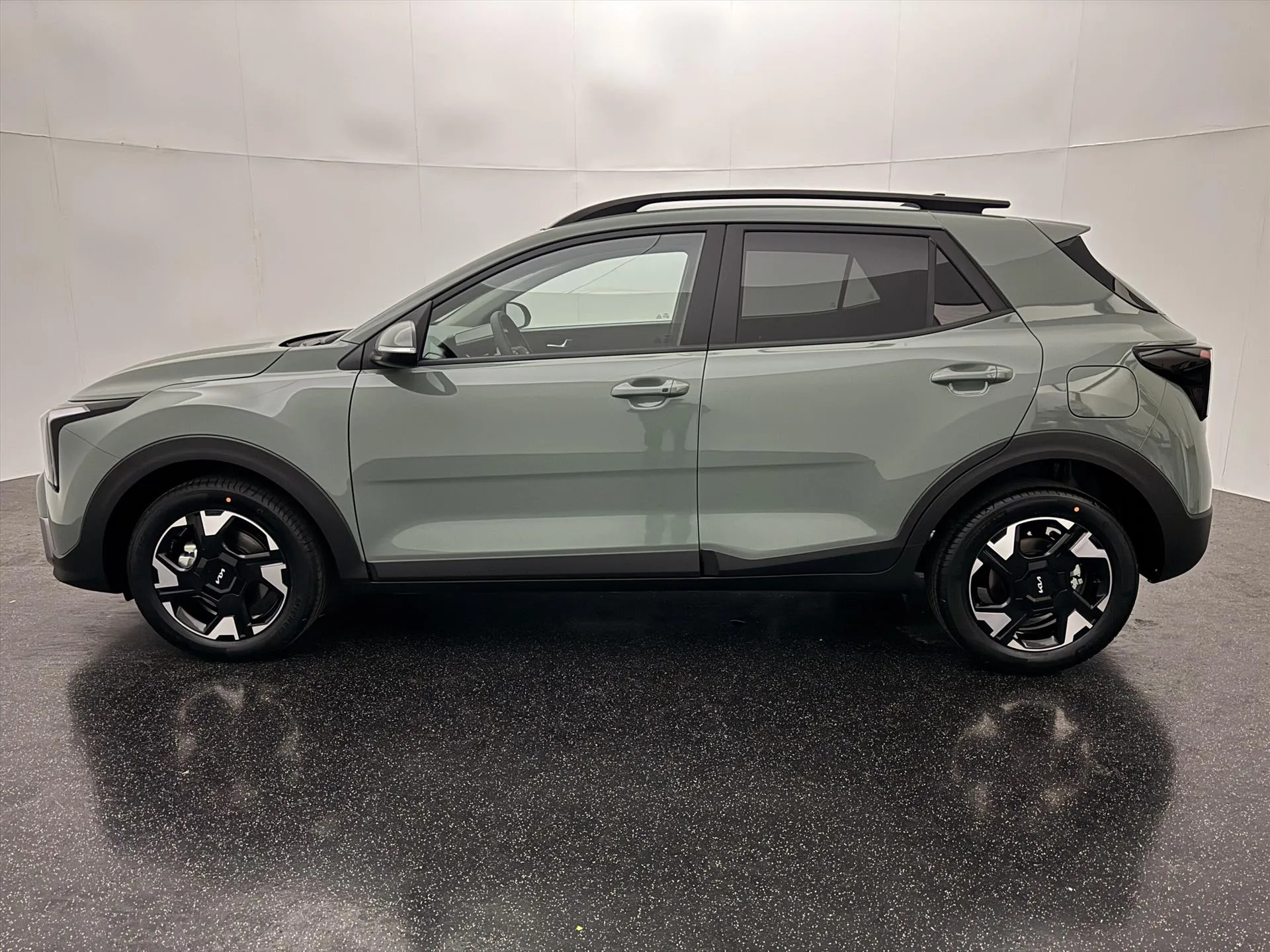 Kia Stonic met kenteken 76307 – achteraanzicht