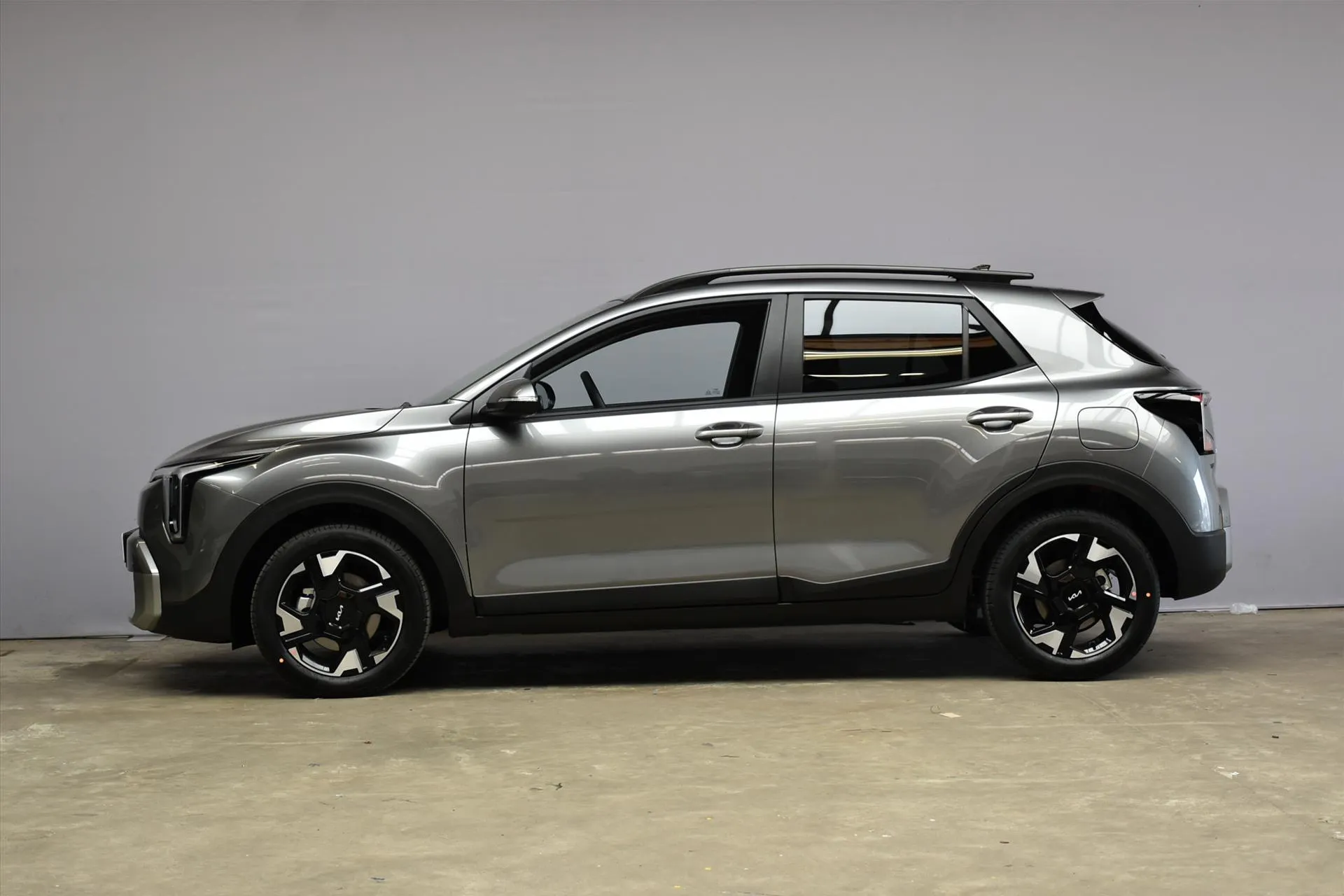 Kia Stonic met kenteken 76621 – achteraanzicht