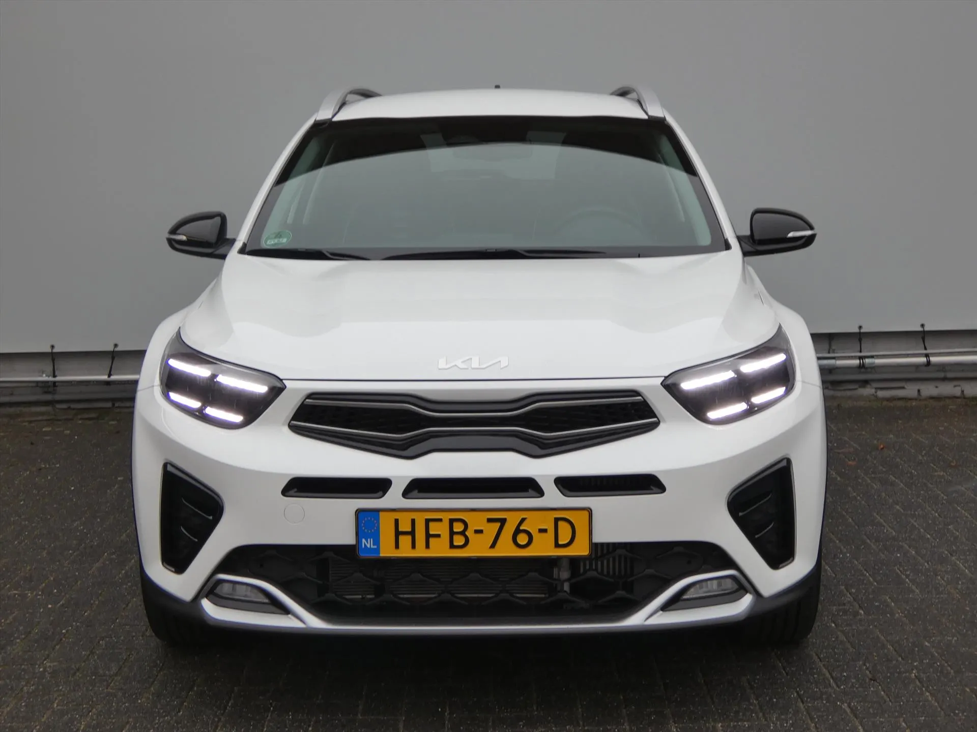 Kia Stonic met kenteken HFB-76-D – achteraanzicht
