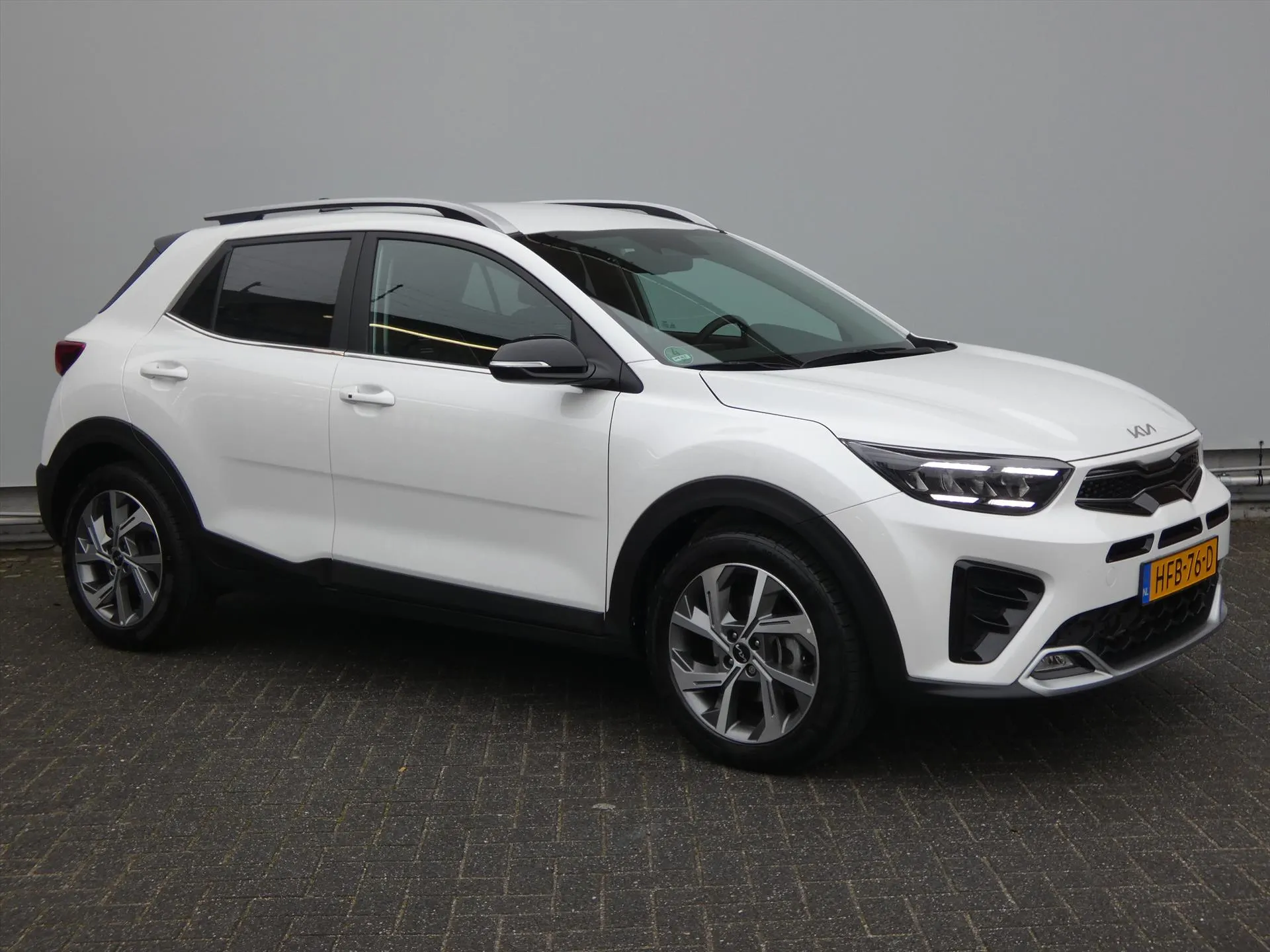 Kia Stonic met kenteken HFB-76-D – interieur