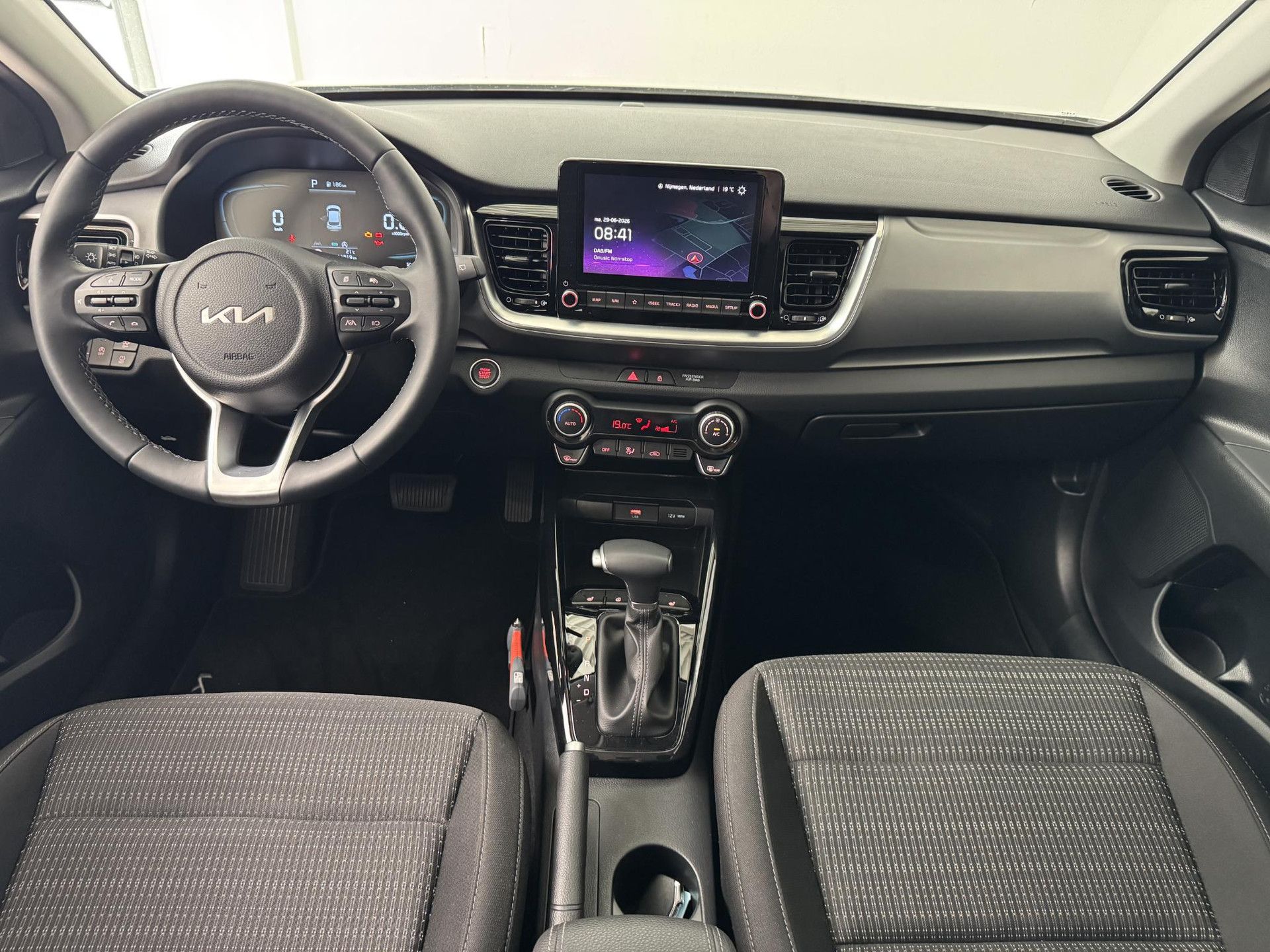 Kia Stonic met kenteken HFF-81-S – interieur