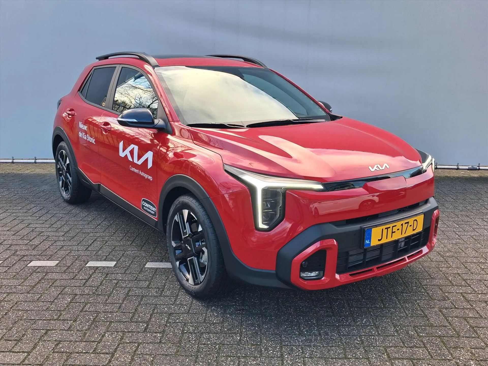Kia Stonic met kenteken JTF-17-D – achteraanzicht