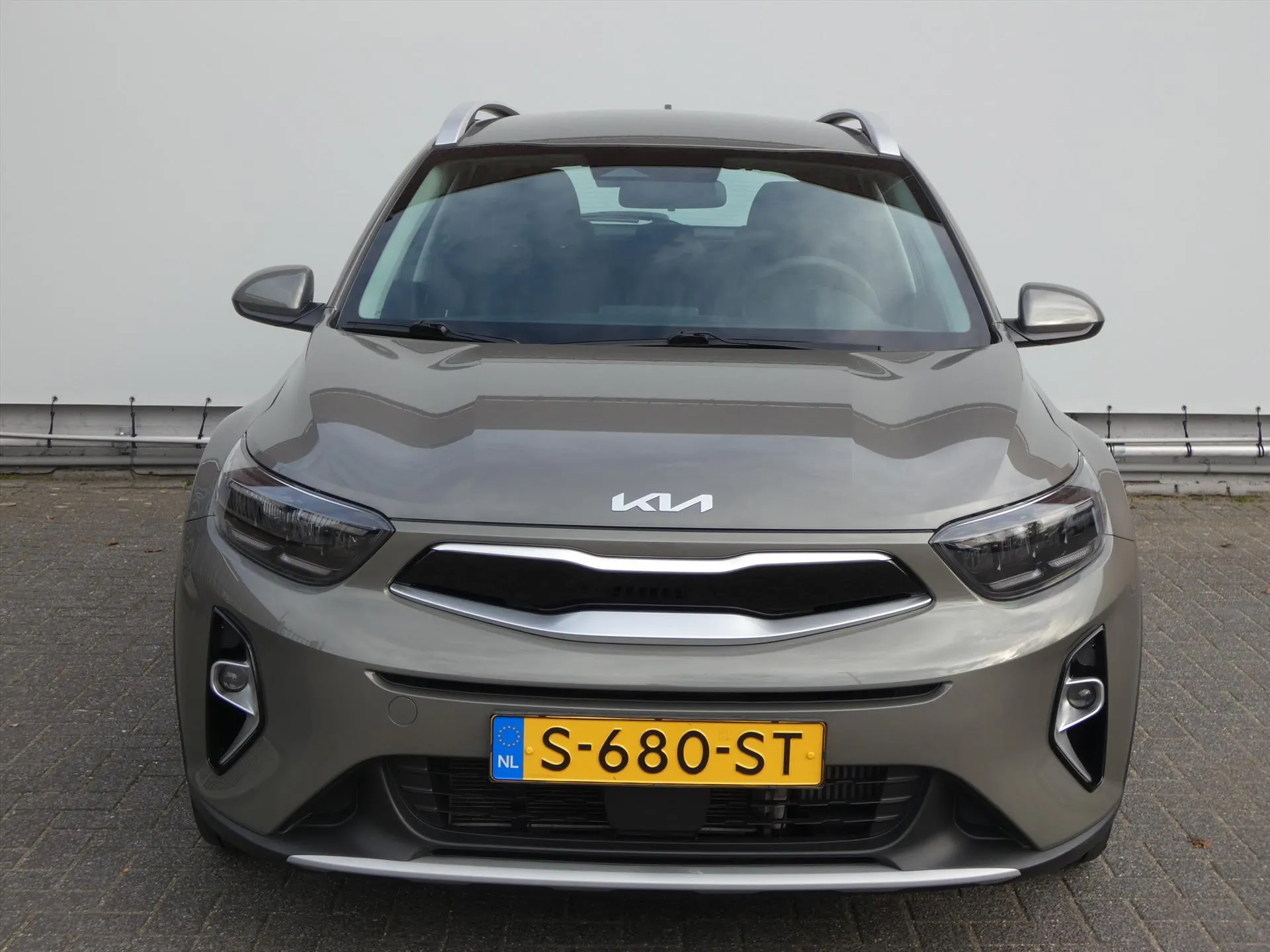 Kia Stonic met kenteken S-680-ST – achteraanzicht