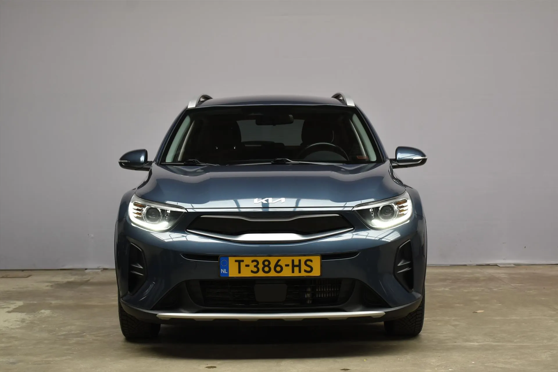 Kia Stonic met kenteken T-386-HS – achteraanzicht