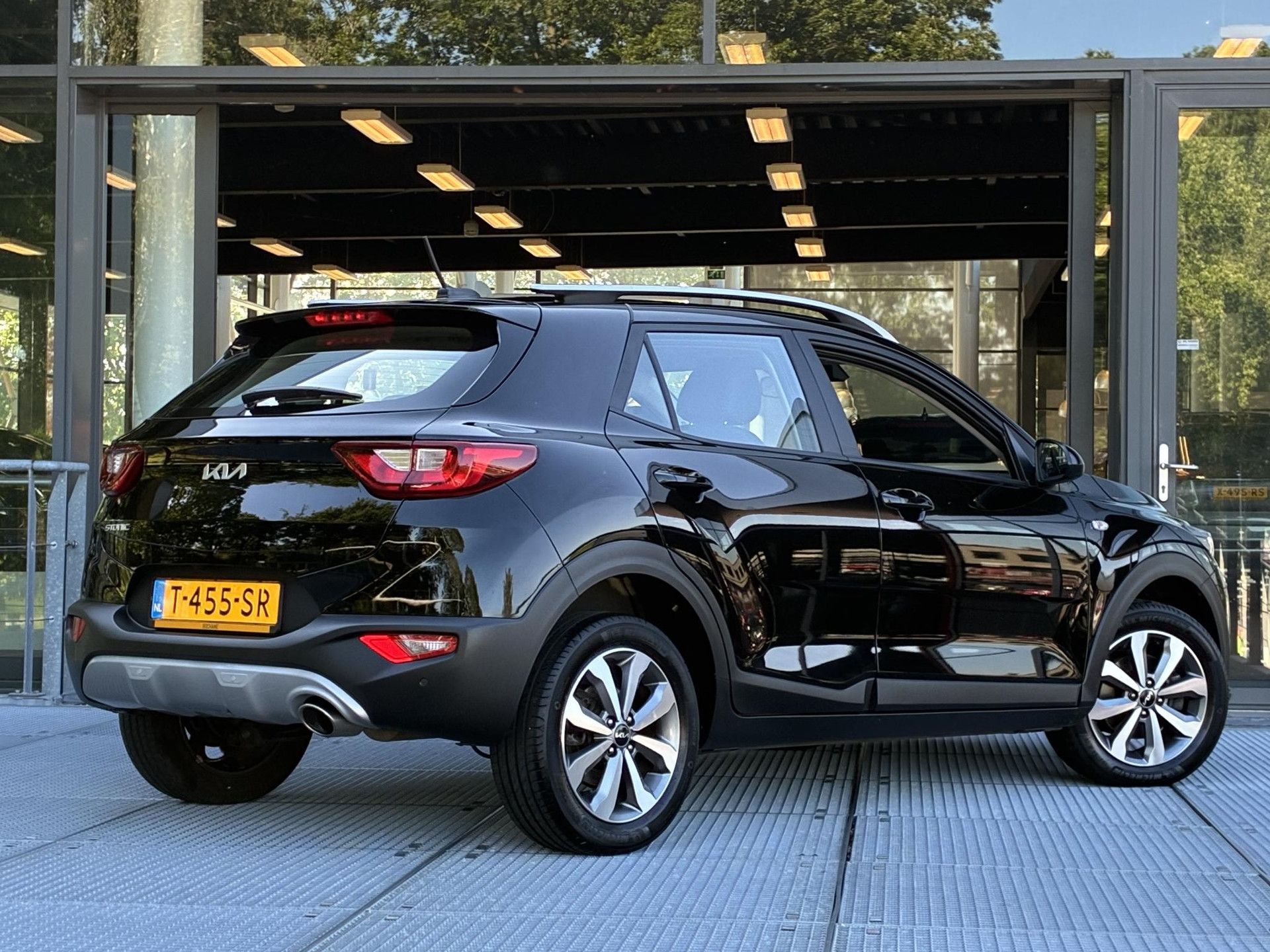 Kia Stonic met kenteken T-455-SR – achteraanzicht