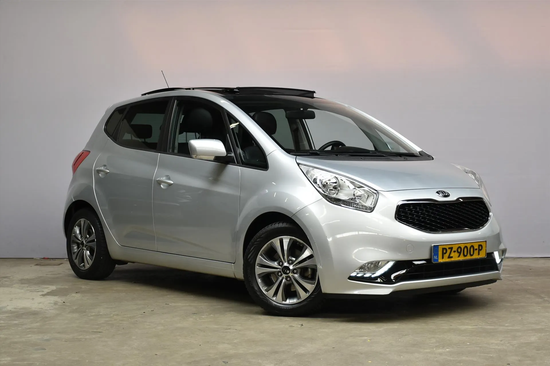Kia Venga met kenteken PZ-900-P – interieur