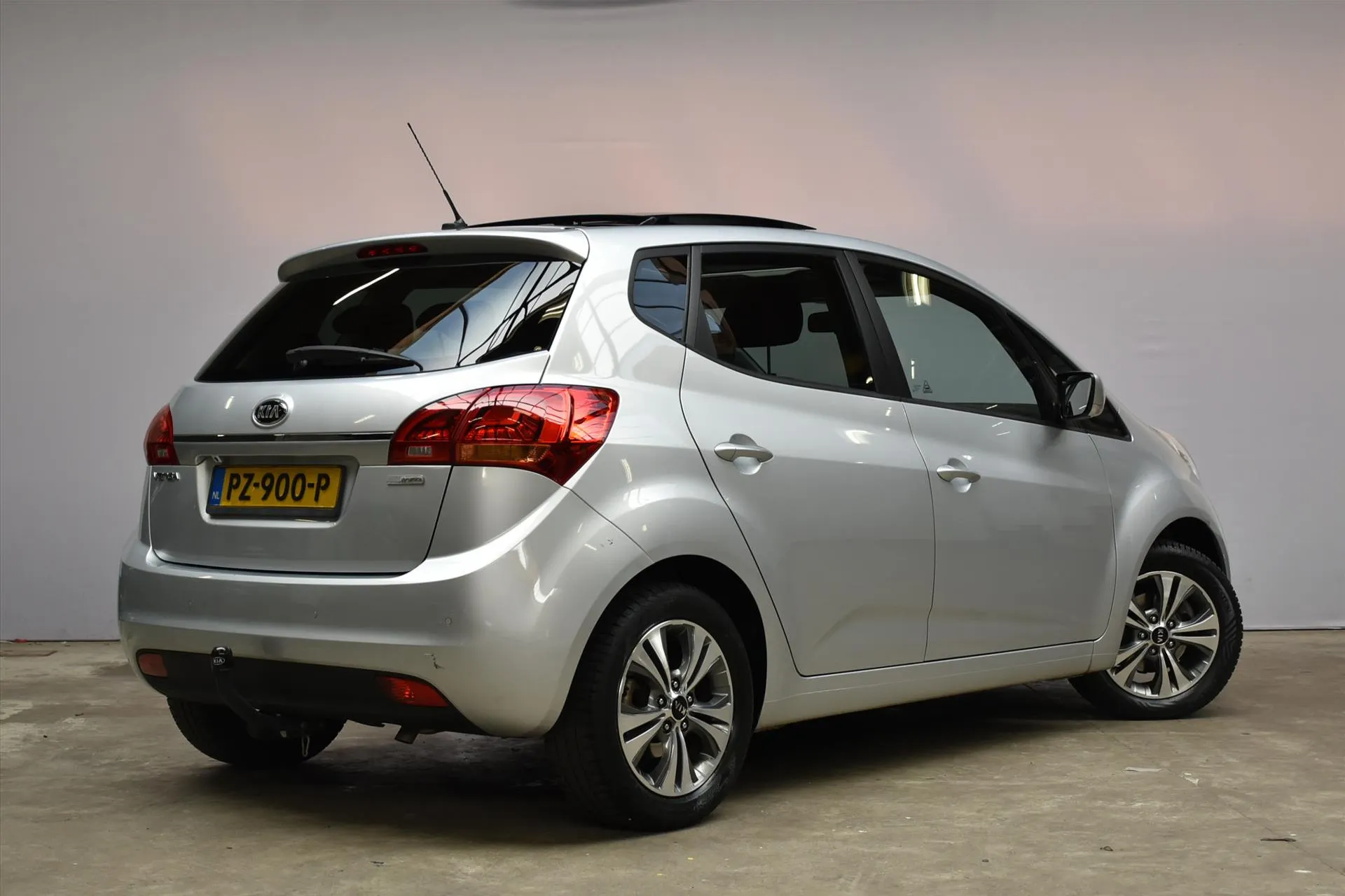 Kia Venga met kenteken PZ-900-P – detailfoto