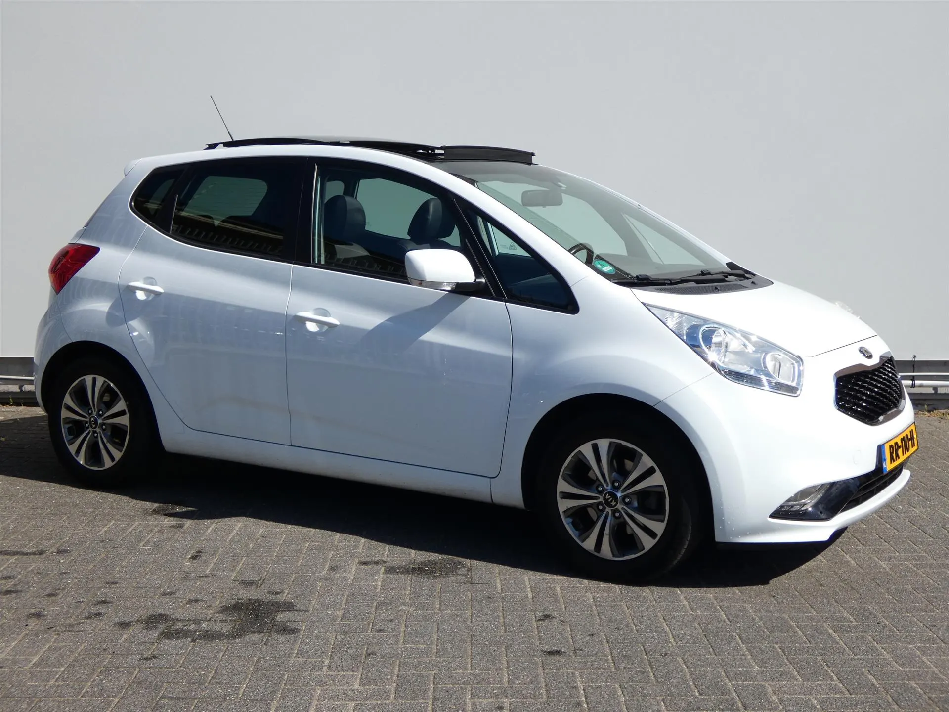Kia Venga met kenteken RR-110-H – interieur