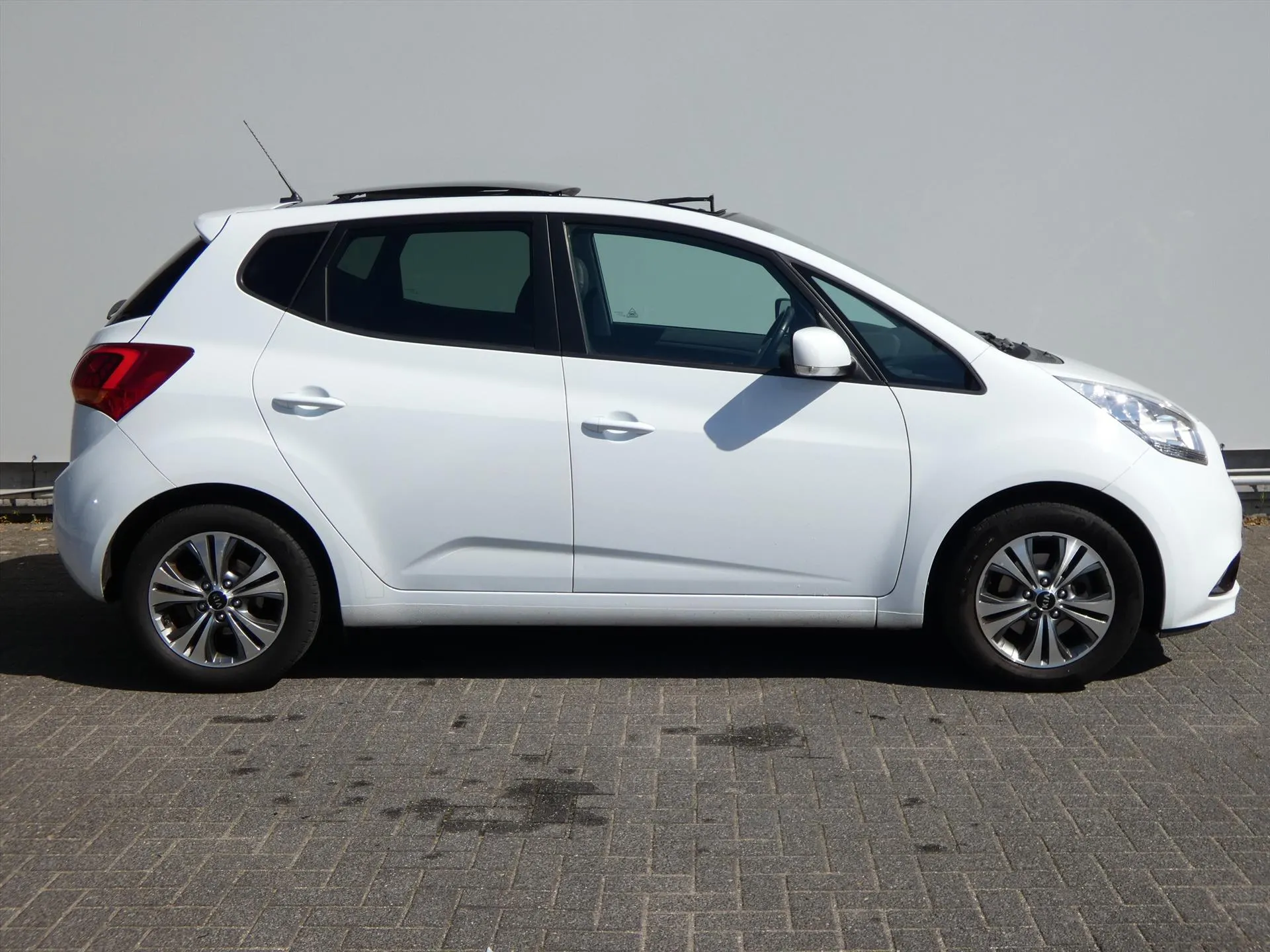 Kia Venga met kenteken RR-110-H – dashboard