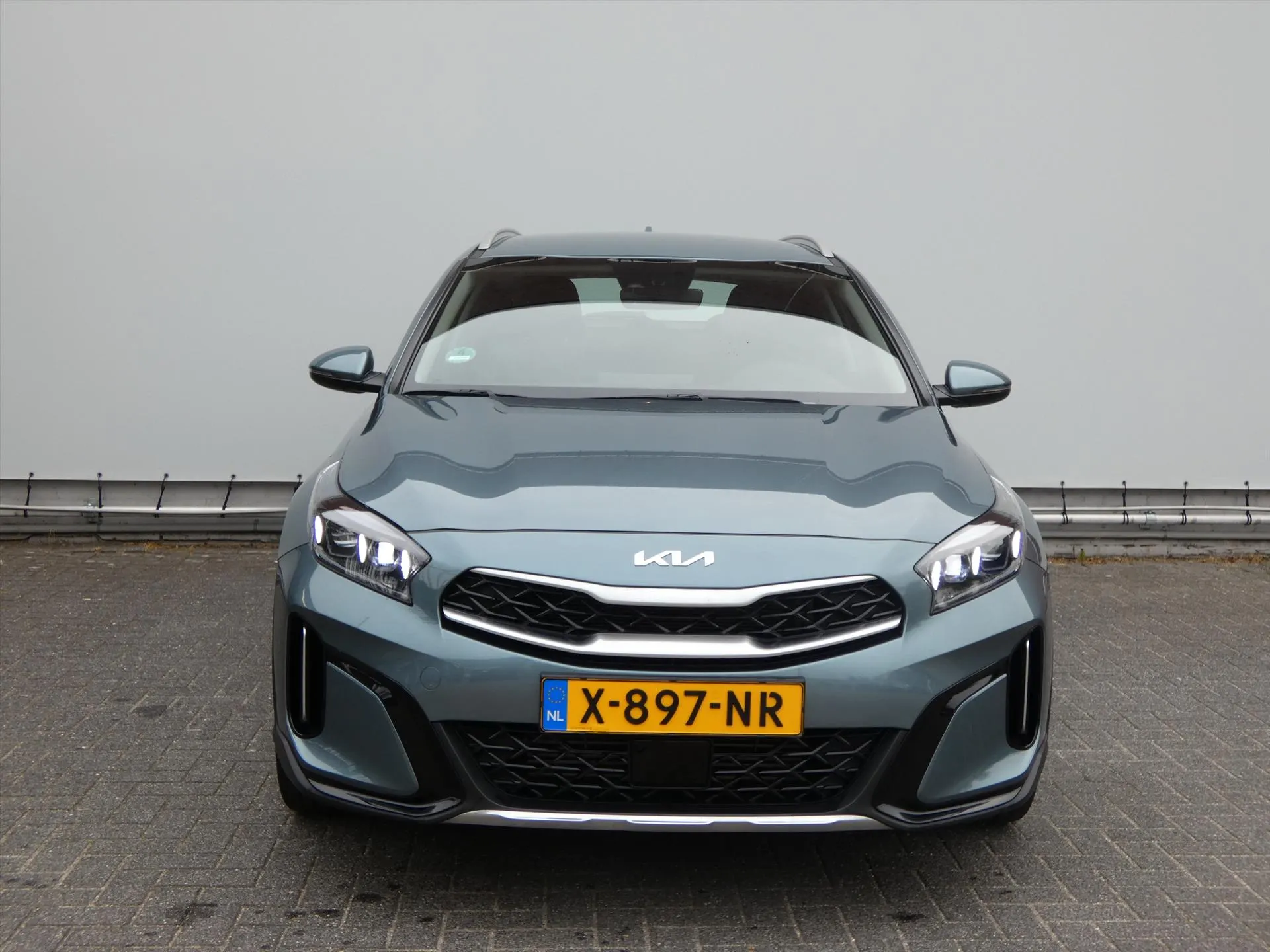 Kia Xceed met kenteken X-897-NR – achteraanzicht