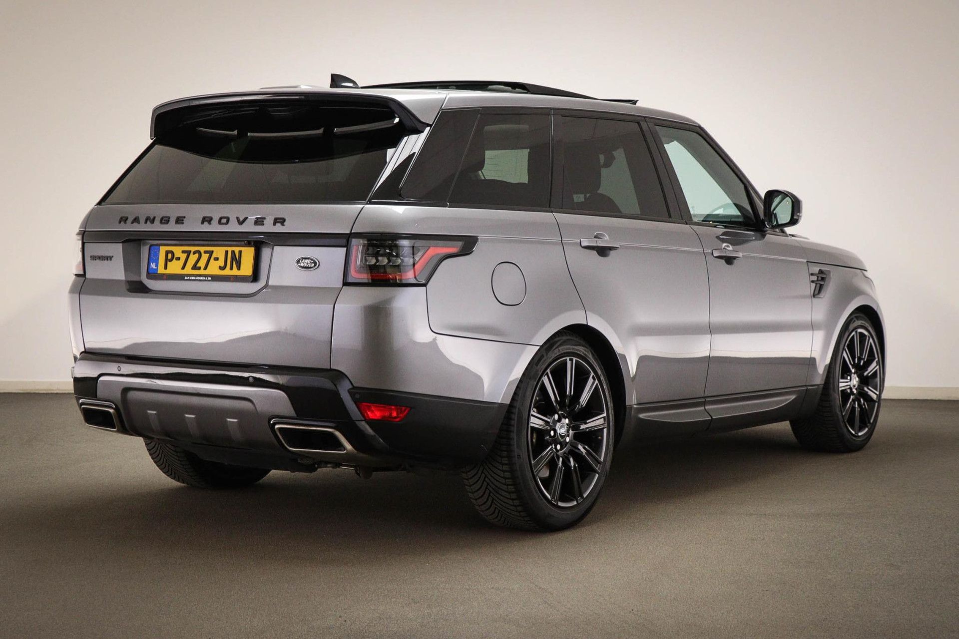 Land Rover RoverRangeRoverSport met kenteken P-727-JN – achteraanzicht