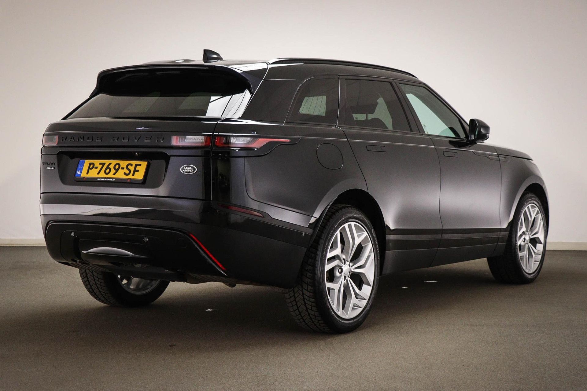 Land Rover RoverRangeRoverVelar met kenteken P-769-SF – achteraanzicht