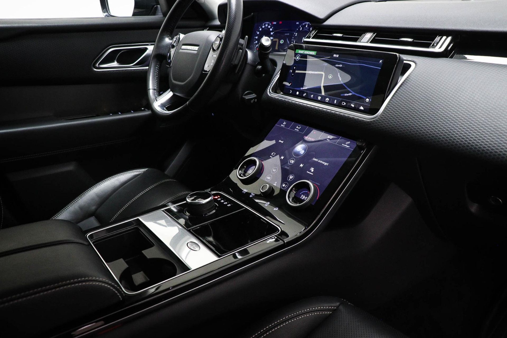 Land Rover RoverRangeRoverVelar met kenteken P-769-SF – interieur