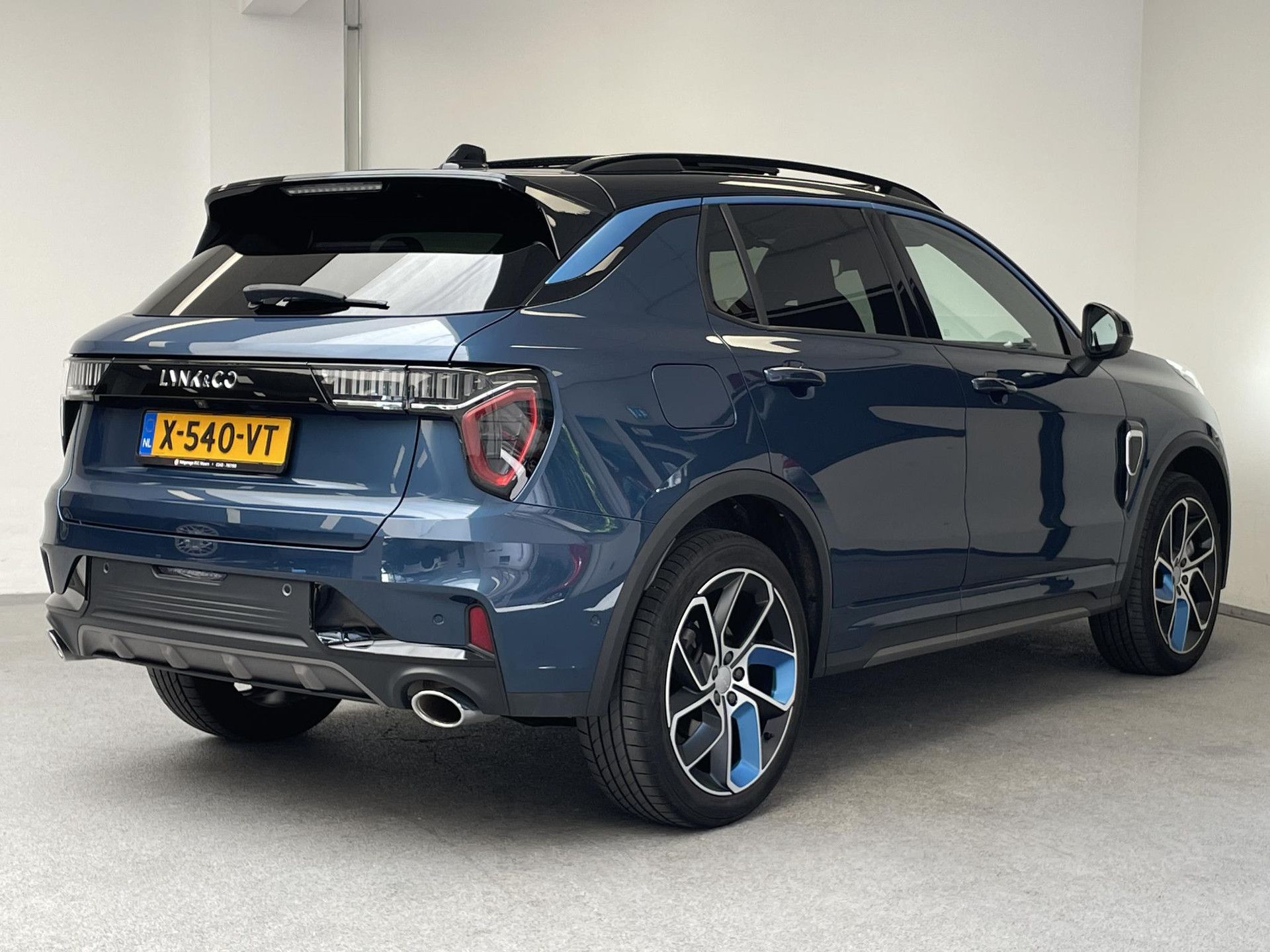 Lynk & Co &Co01 met kenteken X-540-VT – achteraanzicht