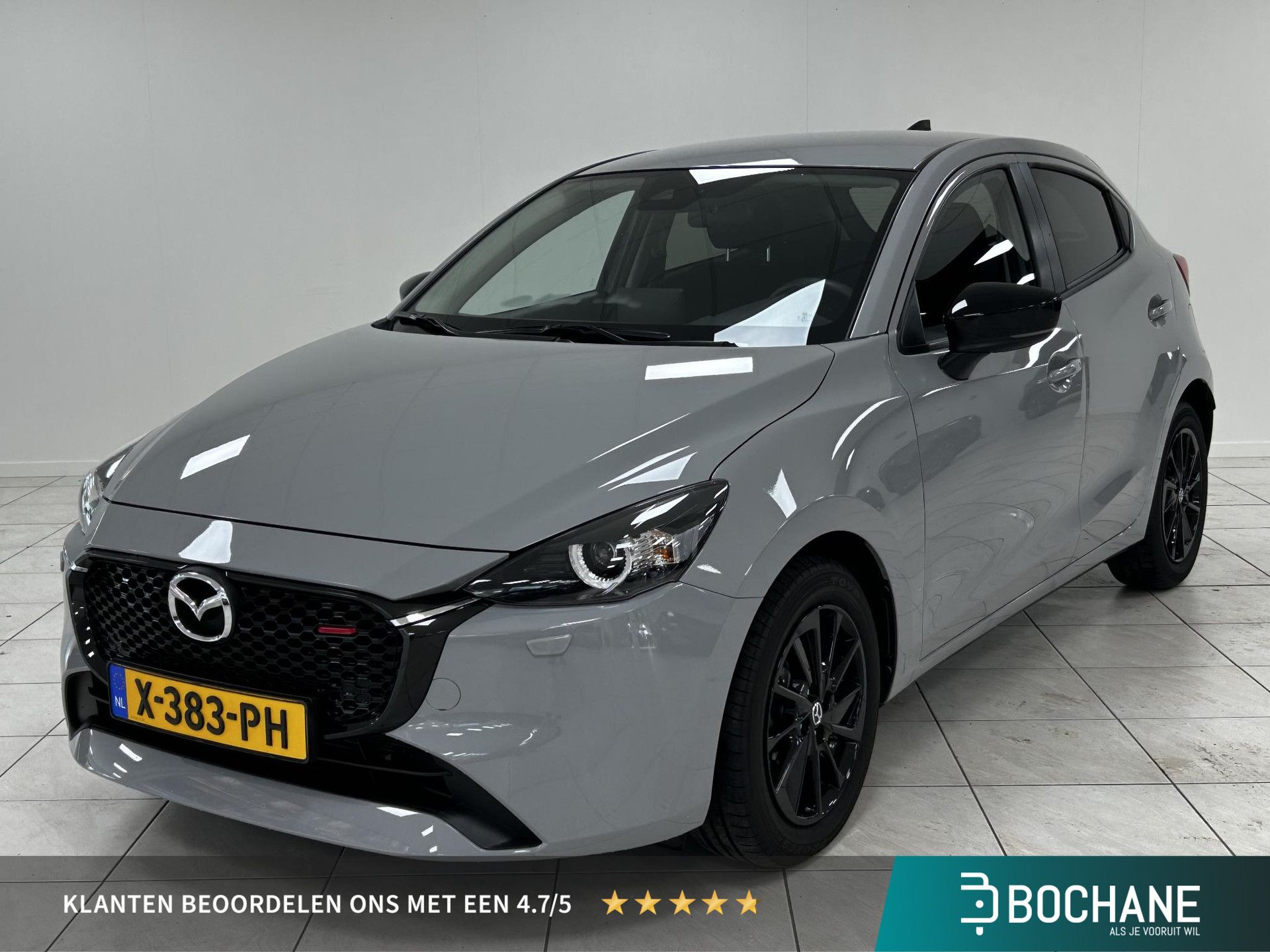 Mazda 2 met kenteken X-383-PH – vooraanzicht