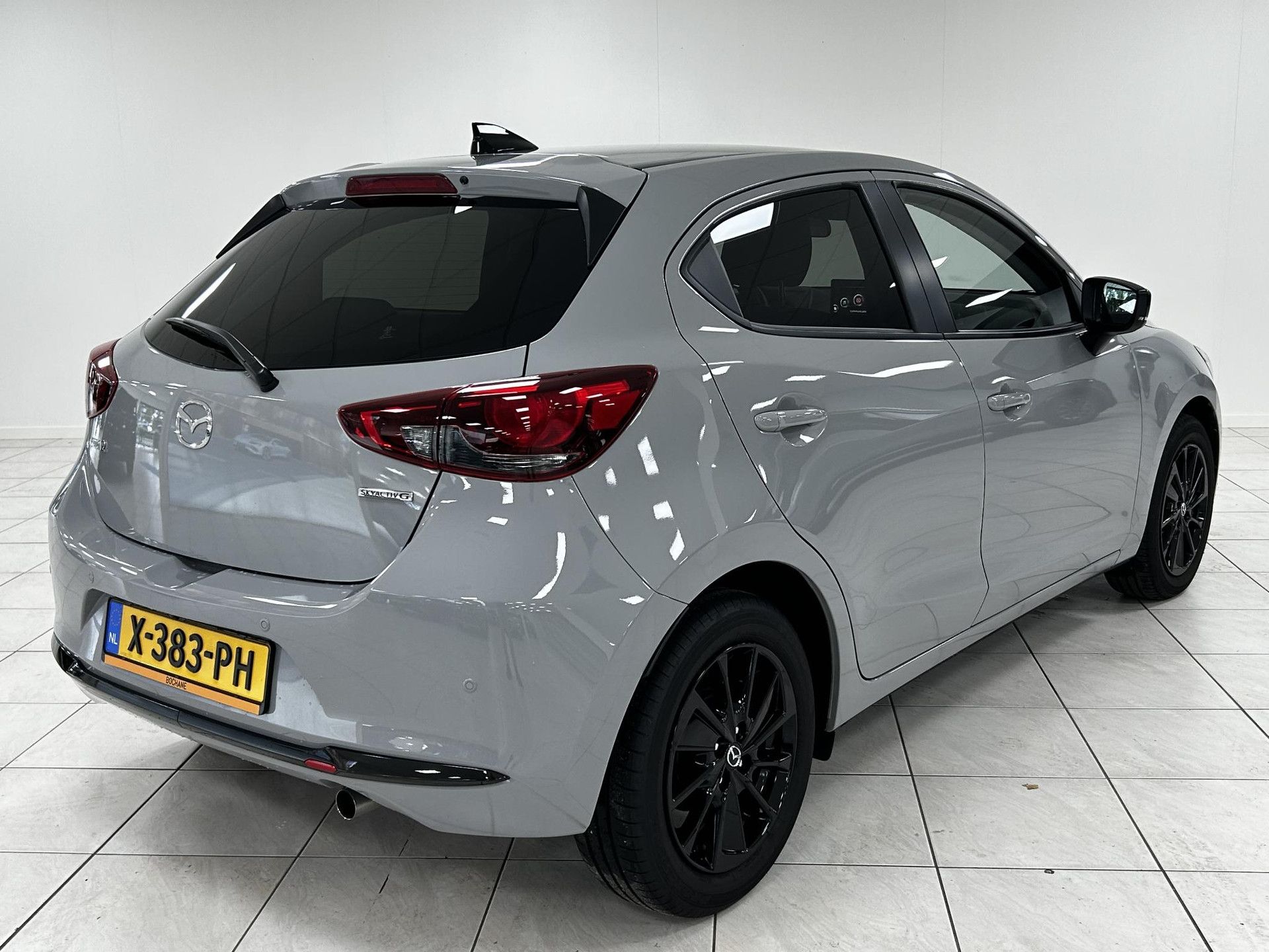 Mazda 2 met kenteken X-383-PH – achteraanzicht