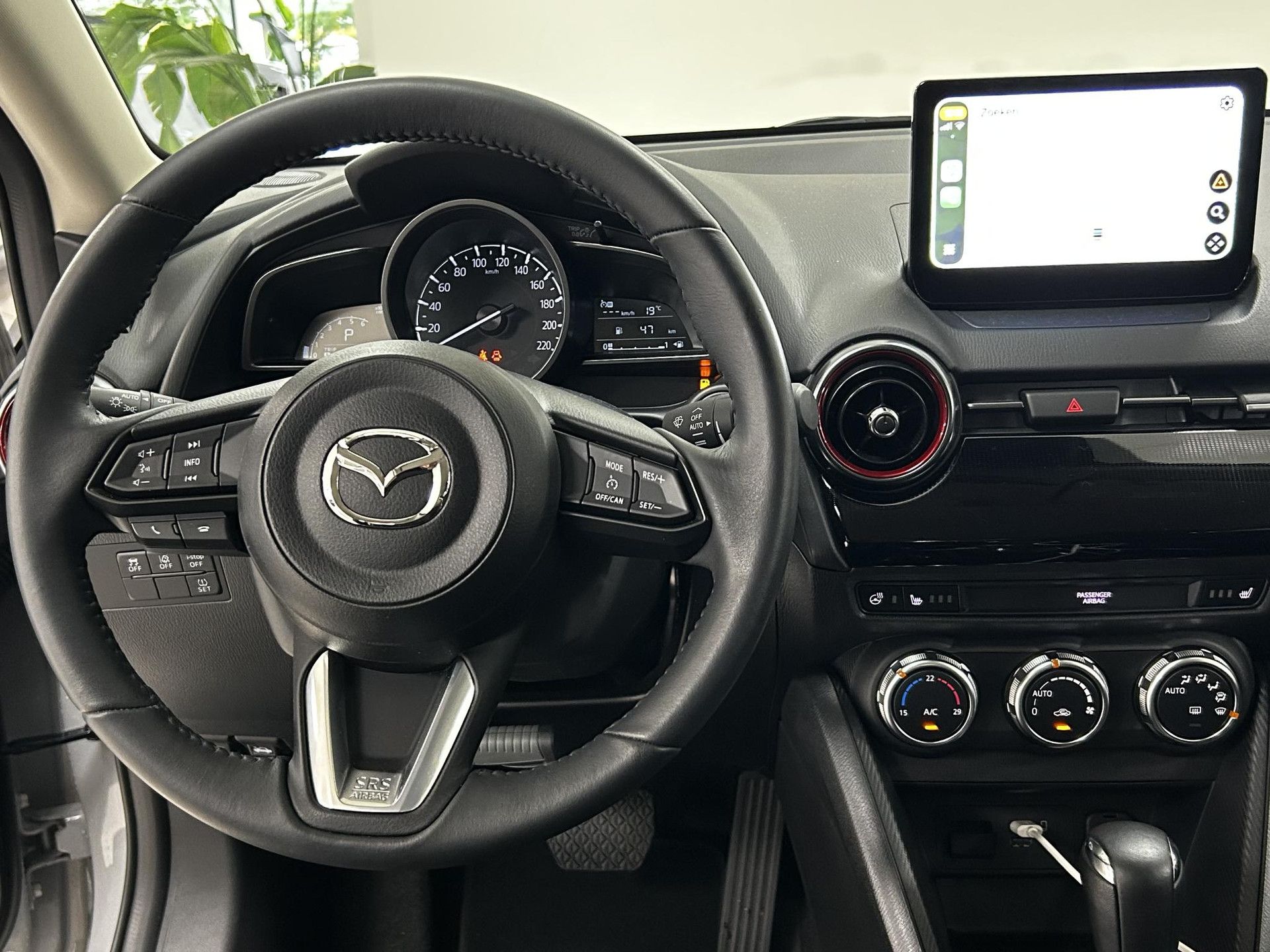Mazda 2 met kenteken X-383-PH – interieur