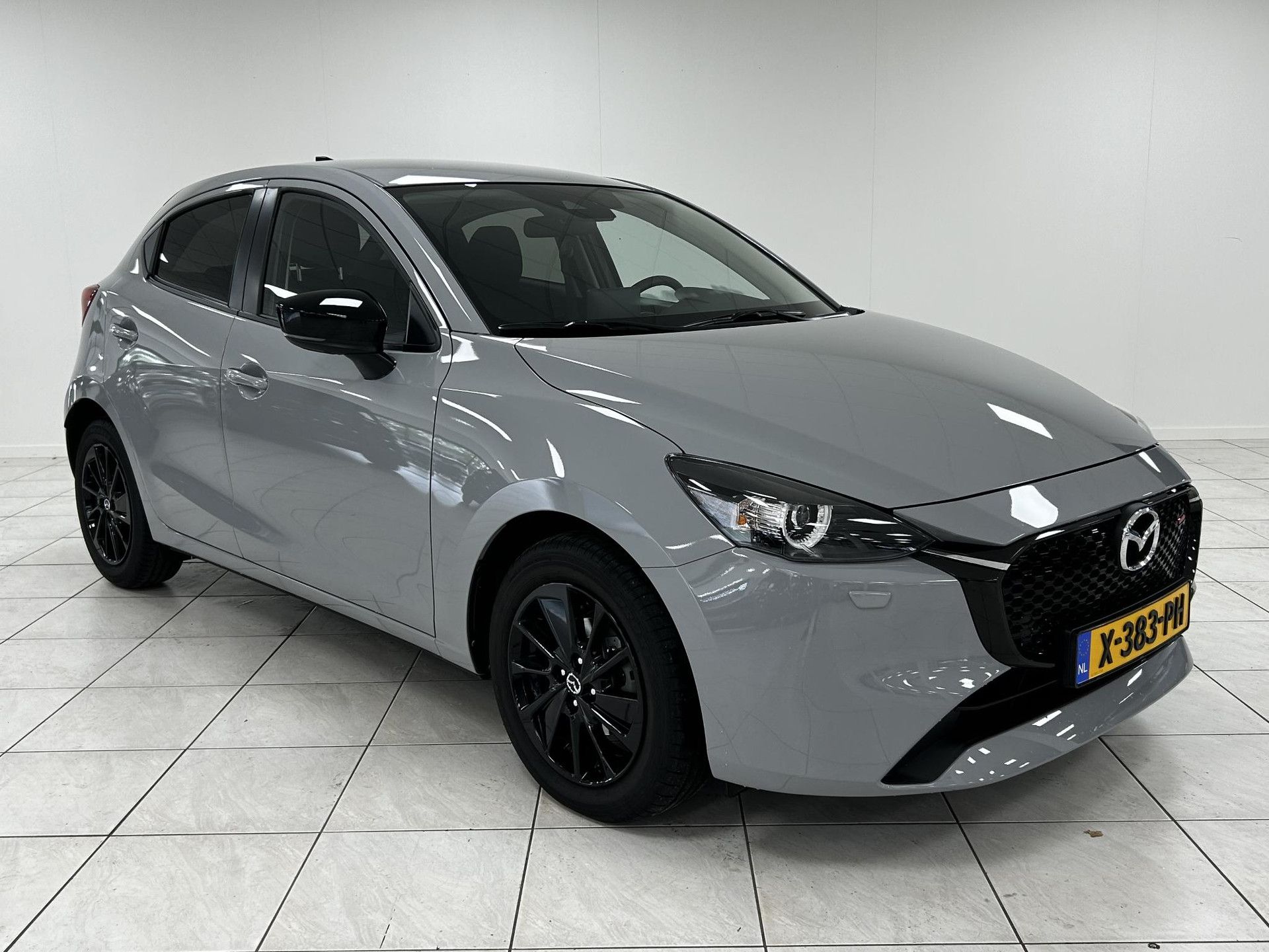 Mazda 2 met kenteken X-383-PH – detailfoto