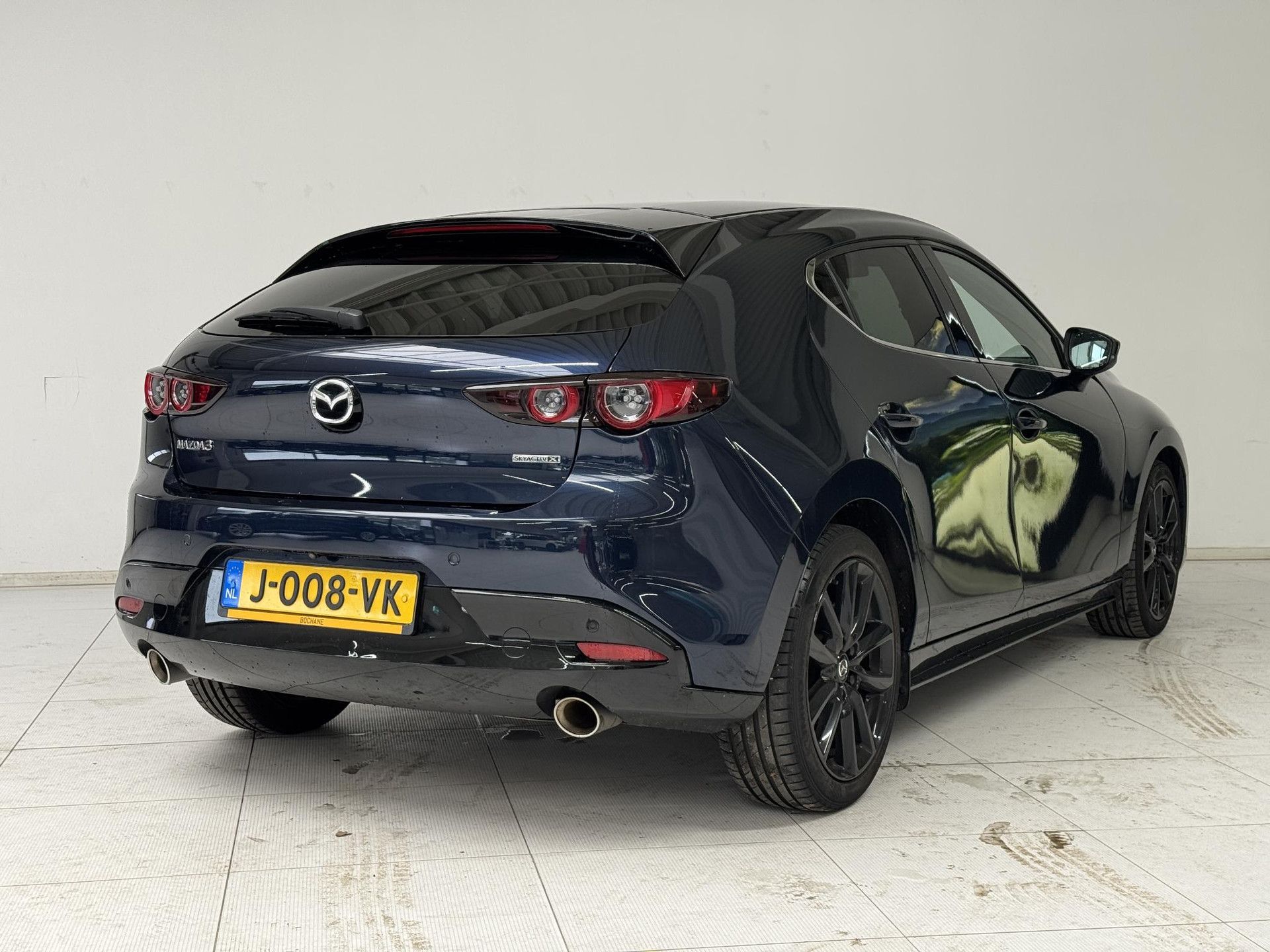 Mazda 3 met kenteken J-008-VK – achteraanzicht