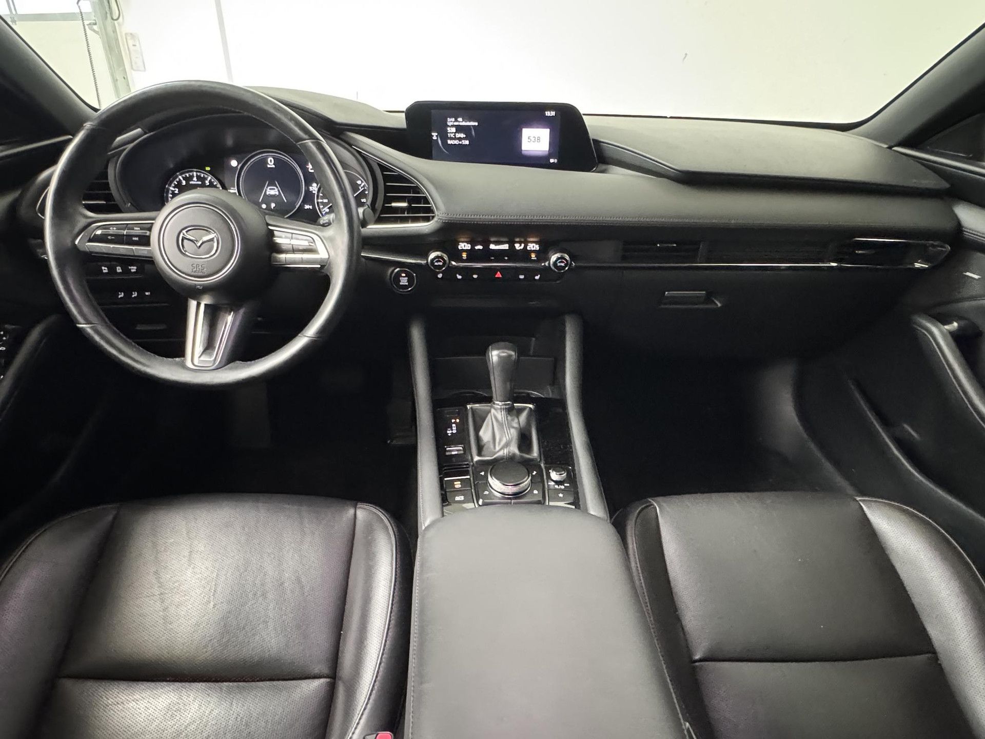 Mazda 3 met kenteken J-008-VK – interieur