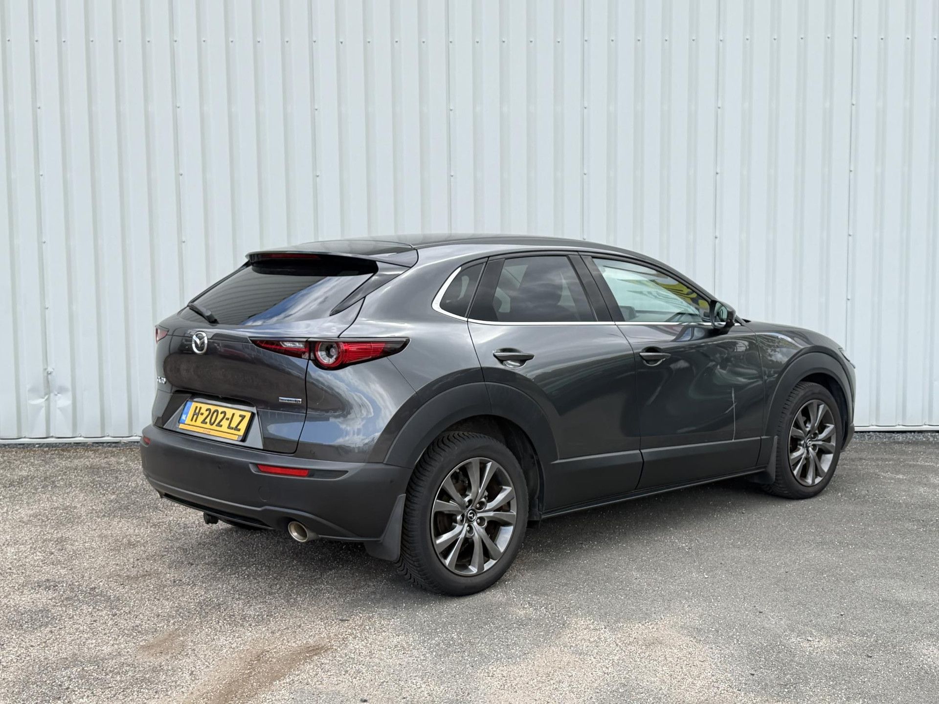 Mazda CX-30 met kenteken H-202-LZ – achteraanzicht
