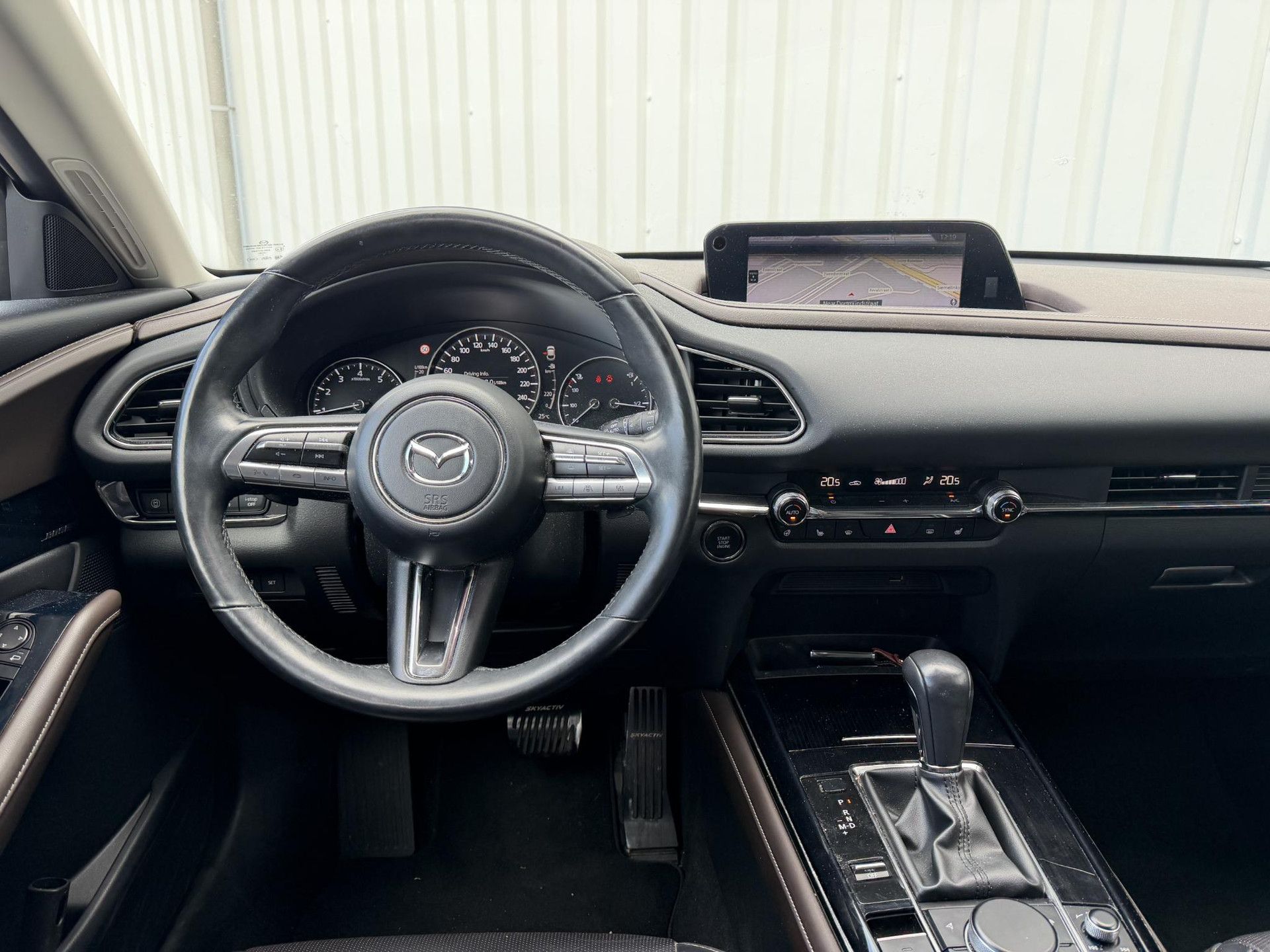 Mazda CX-30 met kenteken H-202-LZ – interieur