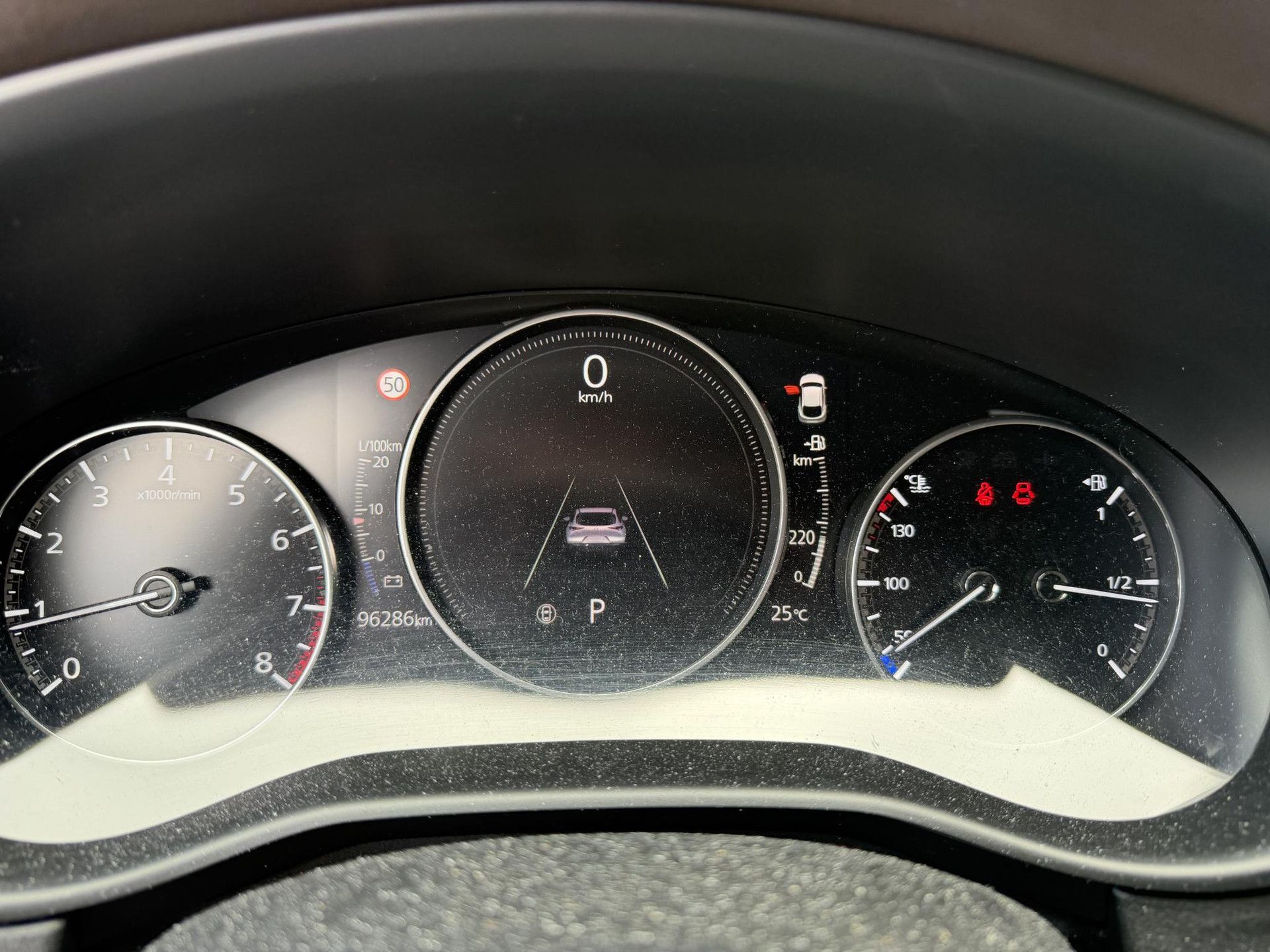 Mazda CX-30 met kenteken H-202-LZ – dashboard