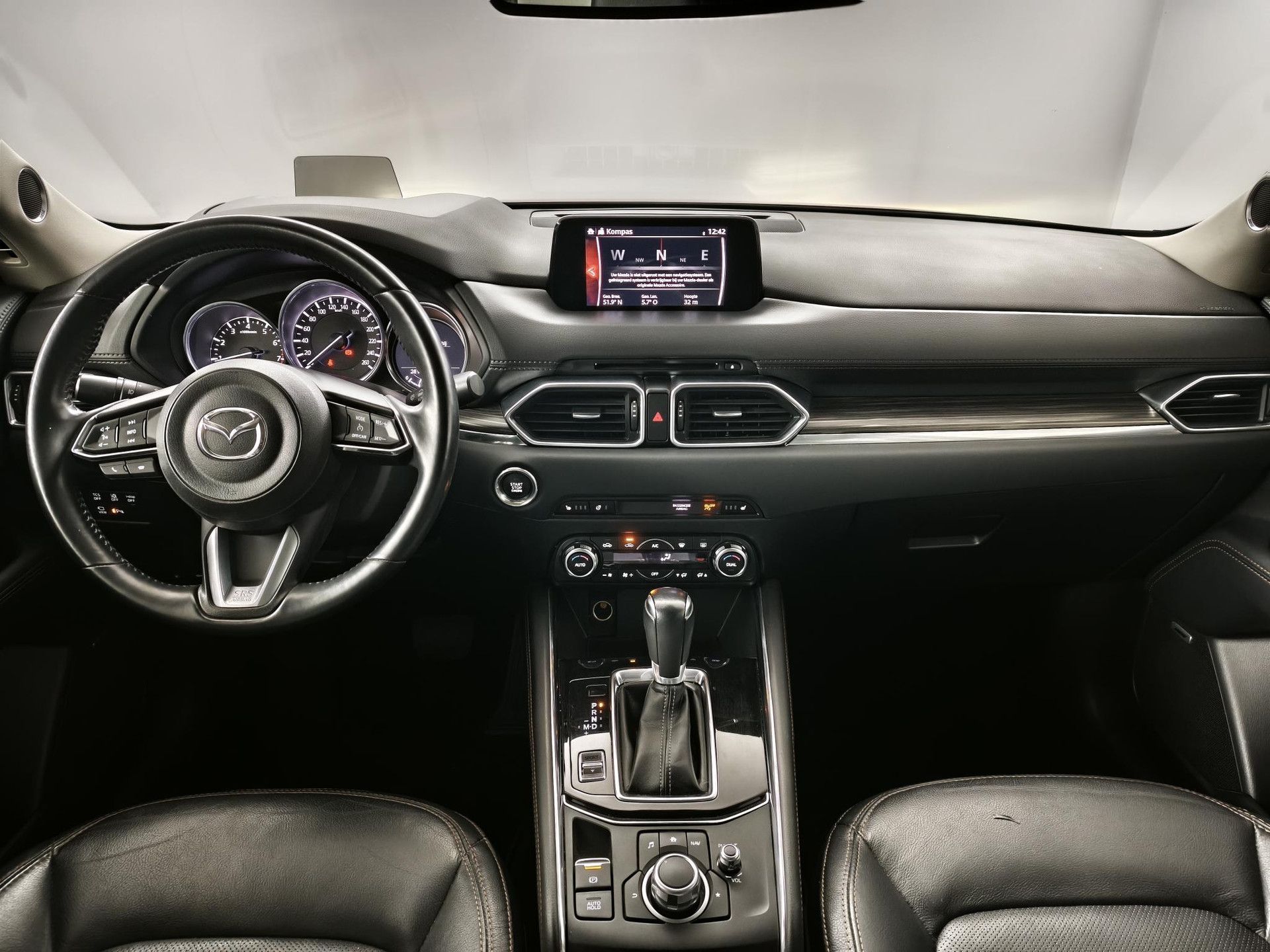 Mazda CX-5 met kenteken KJP-76-Z – interieur