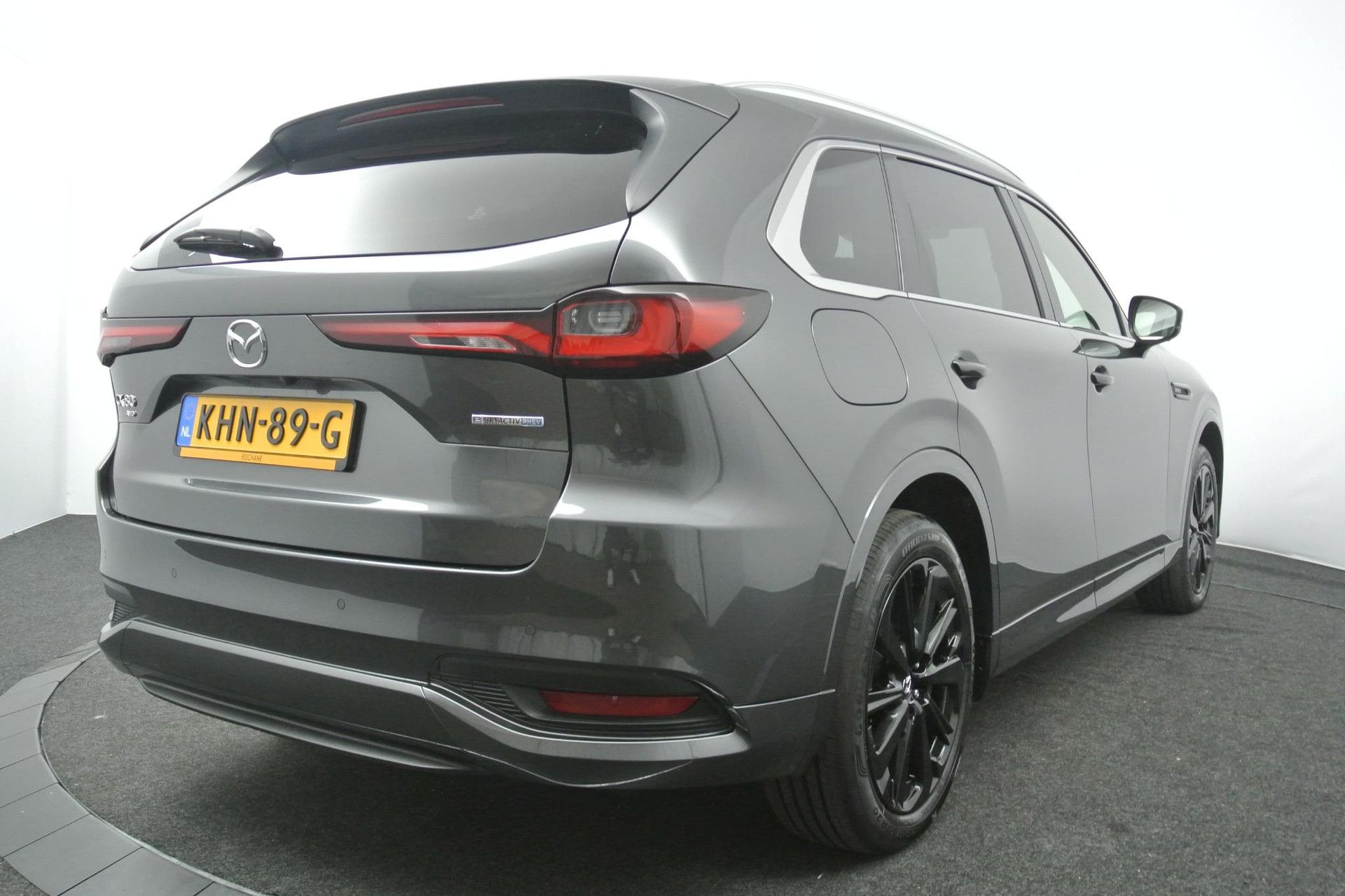 Mazda CX-80 met kenteken KHN-89-G – achteraanzicht