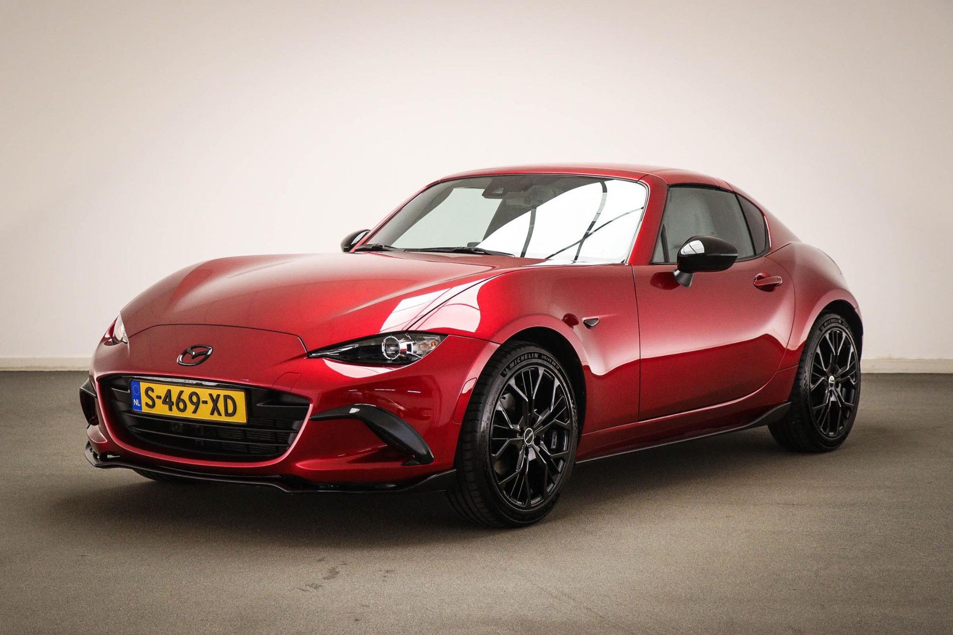 Mazda MX-5 met kenteken S-469-XD – achteraanzicht