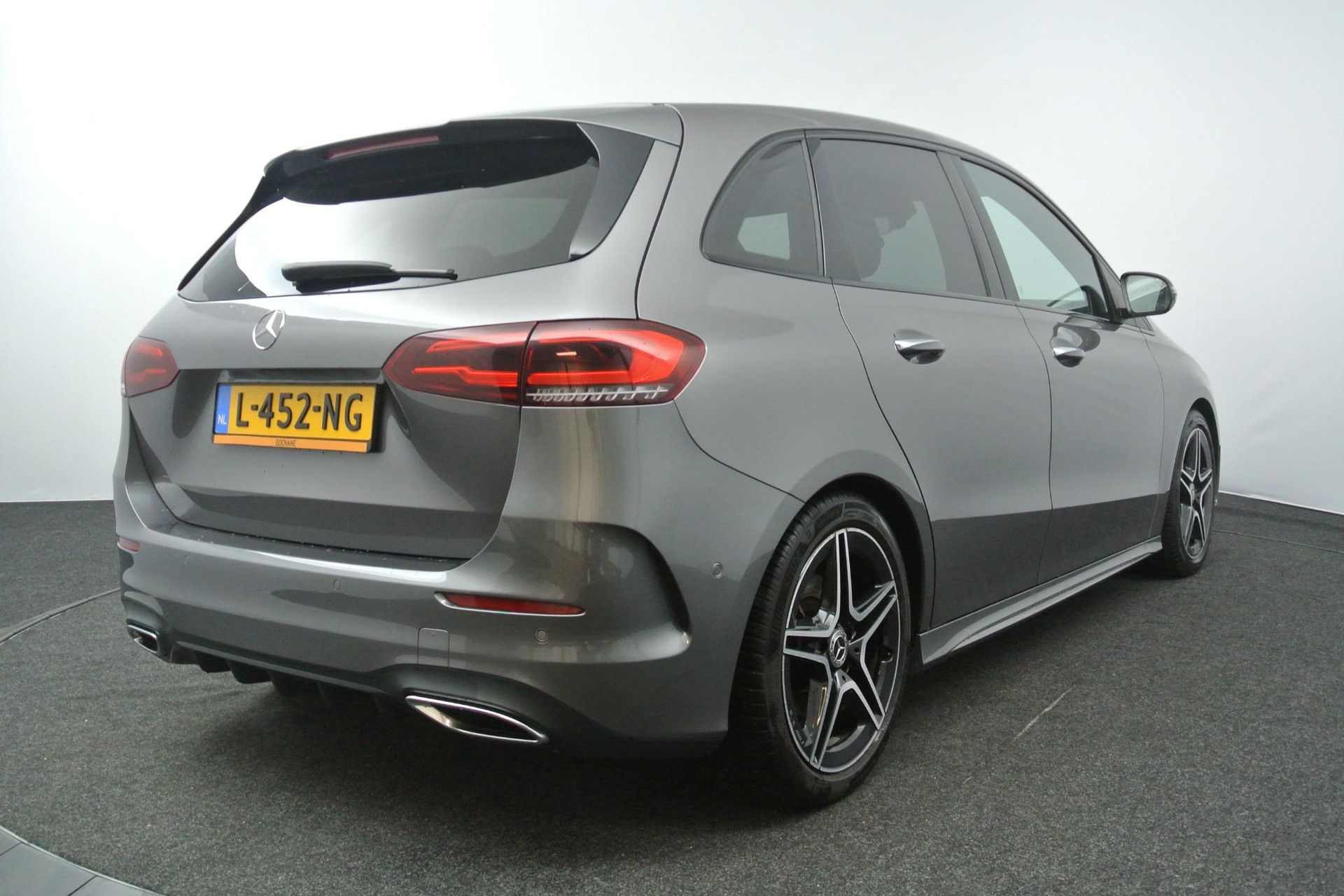 Mercedes-Benz B-Klasse met kenteken L-452-NG – achteraanzicht