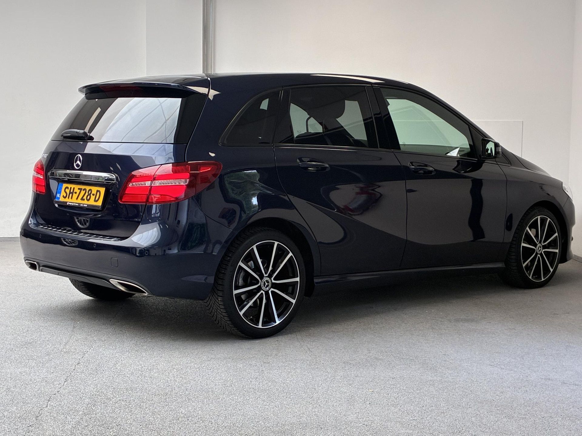 Mercedes-Benz B-Klasse met kenteken SH-728-D – achteraanzicht