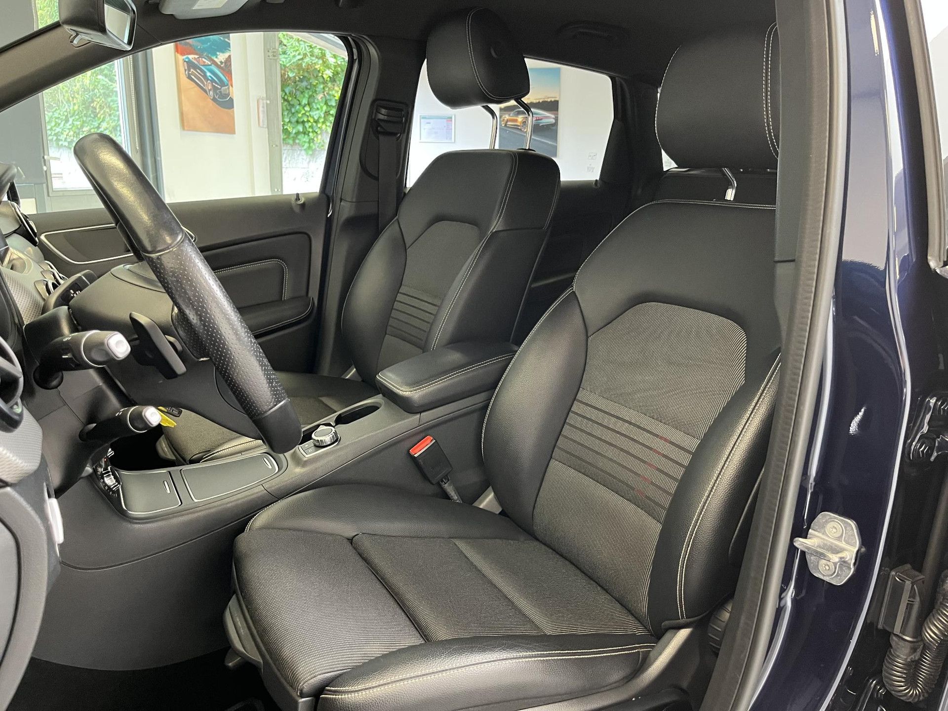 Mercedes-Benz B-Klasse met kenteken SH-728-D – interieur