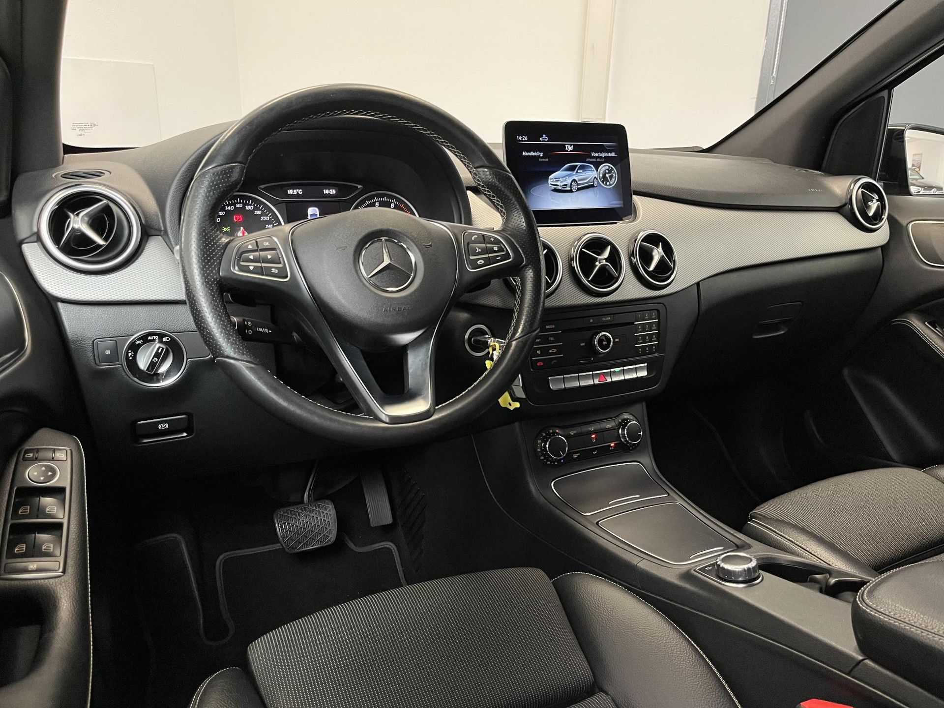 Mercedes-Benz B-Klasse met kenteken SH-728-D – dashboard