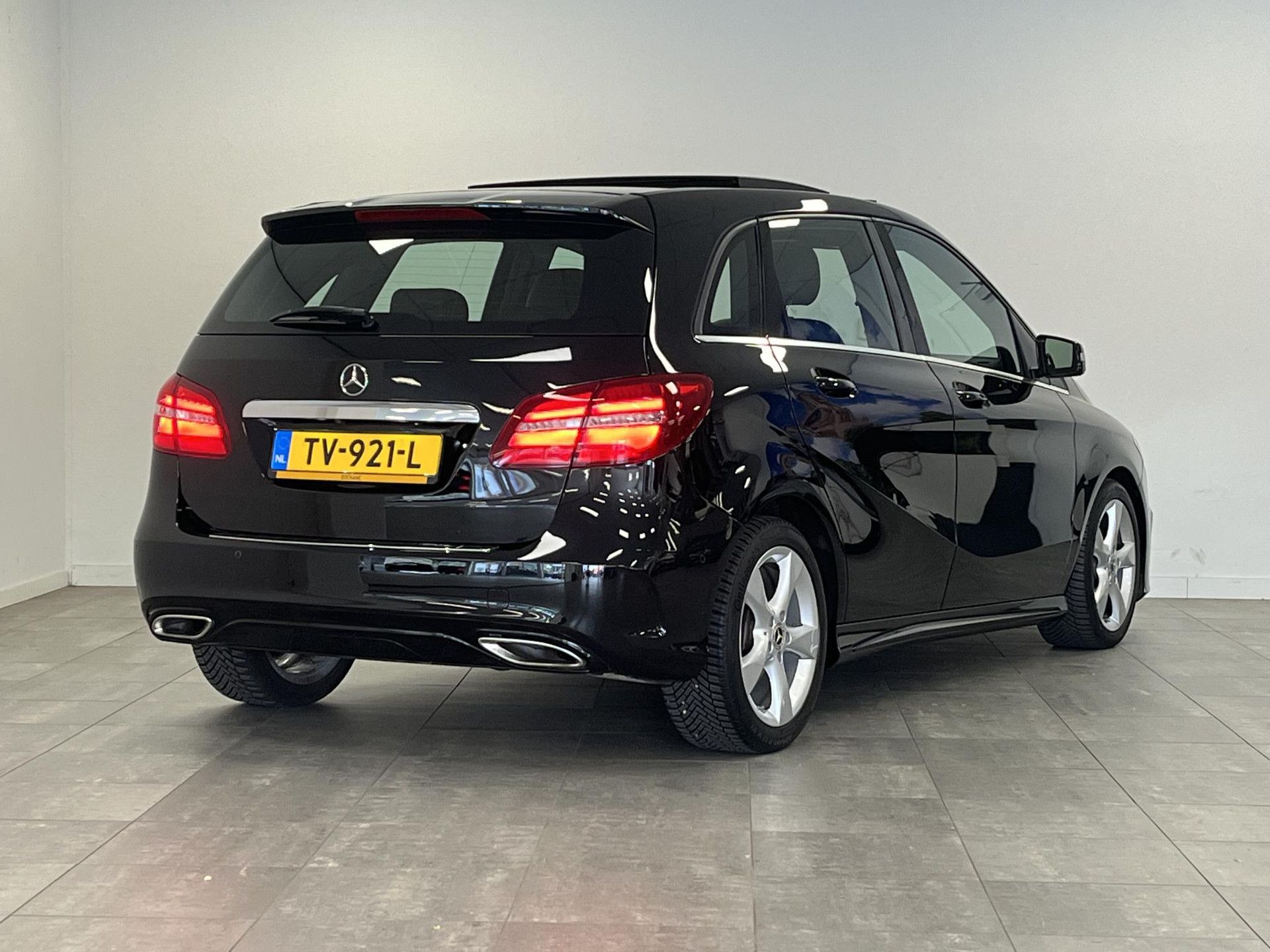 Mercedes-Benz B-Klasse met kenteken TV-921-L – achteraanzicht