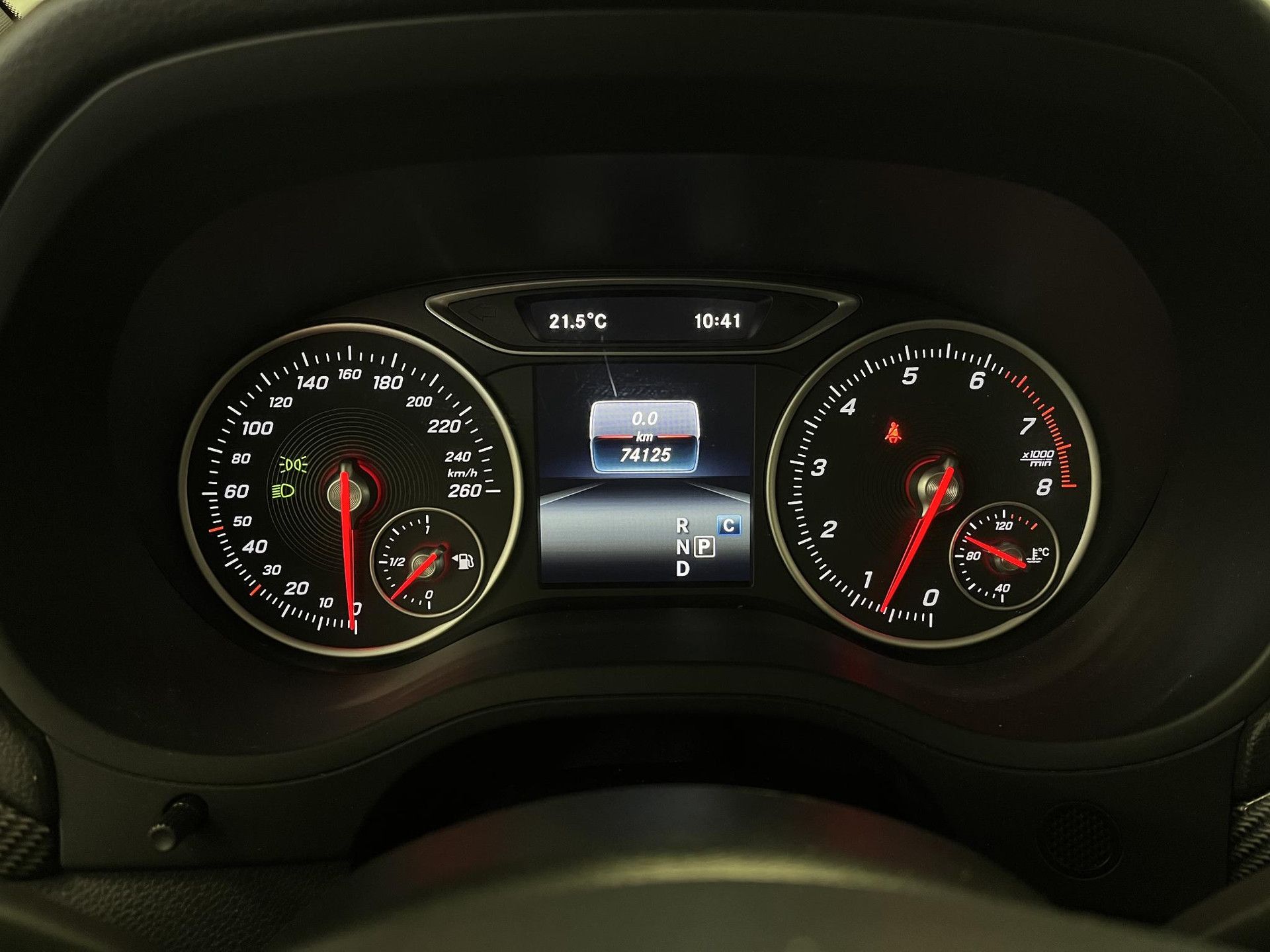 Mercedes-Benz B-Klasse met kenteken TV-921-L – dashboard