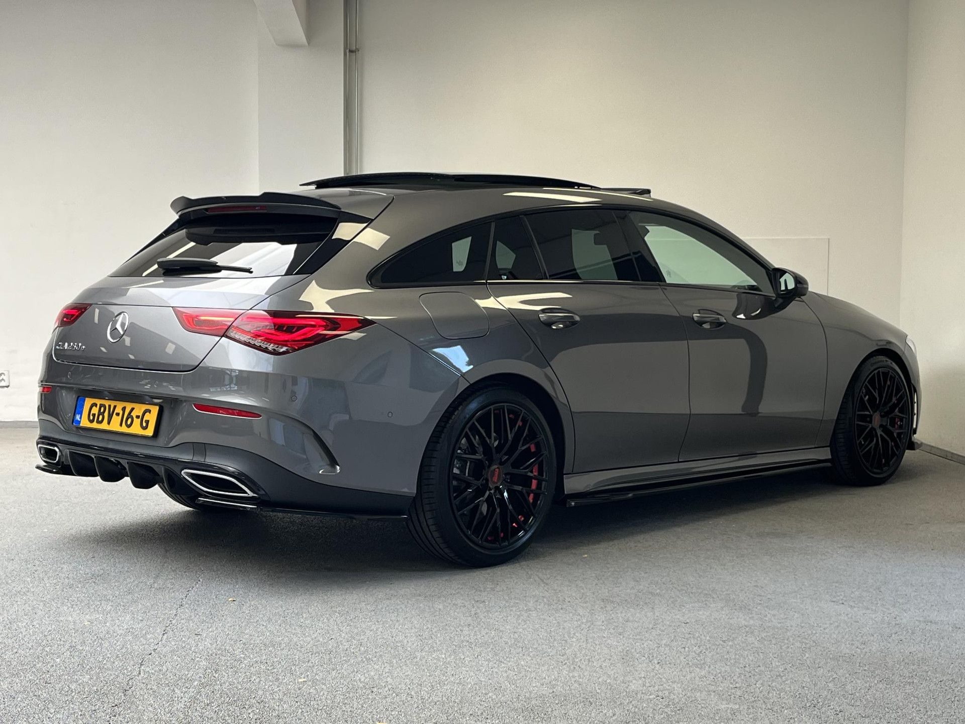 Mercedes-Benz CLA met kenteken GBV-16-G – achteraanzicht