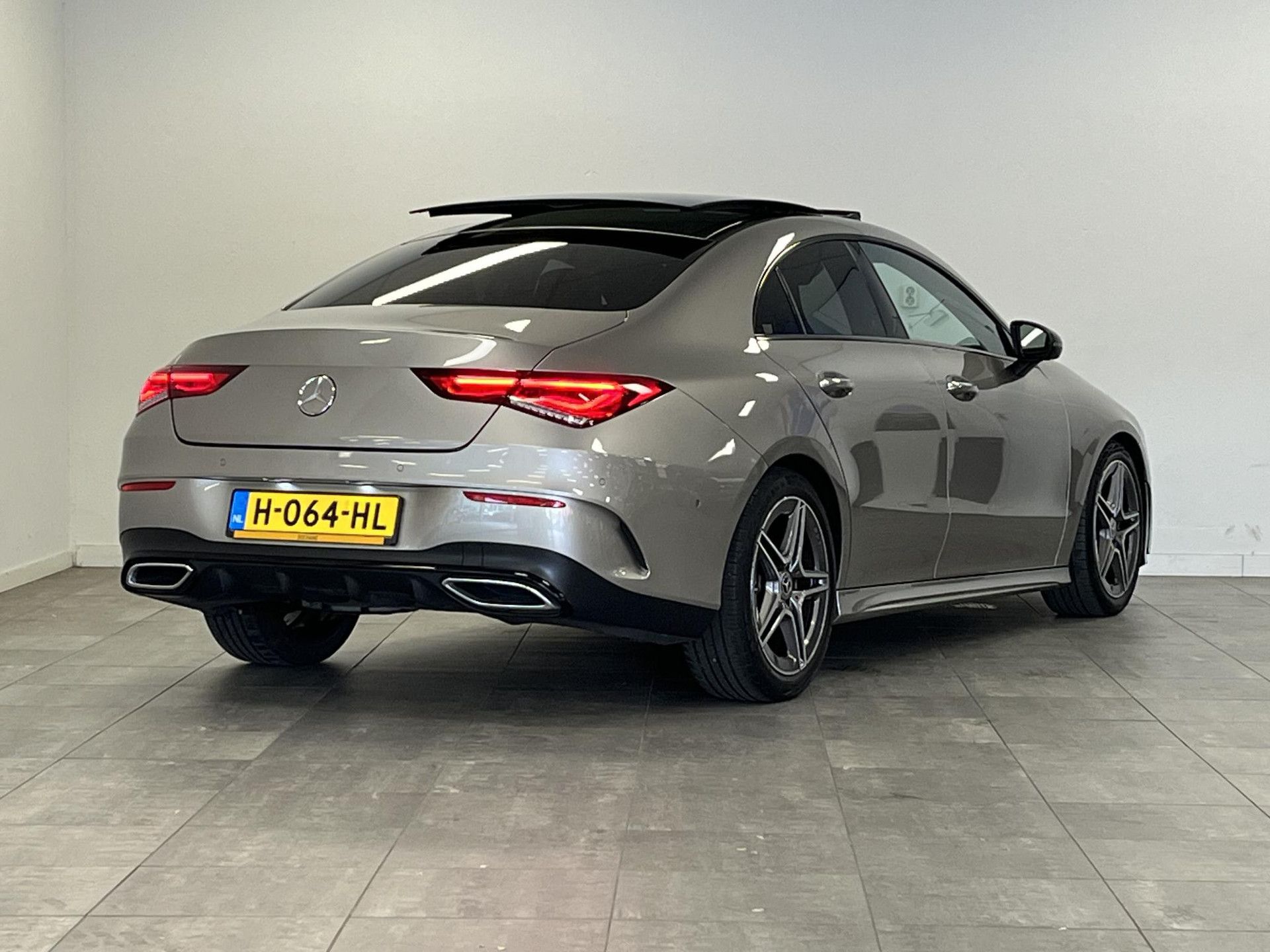 Mercedes-Benz CLA met kenteken H-064-HL – achteraanzicht