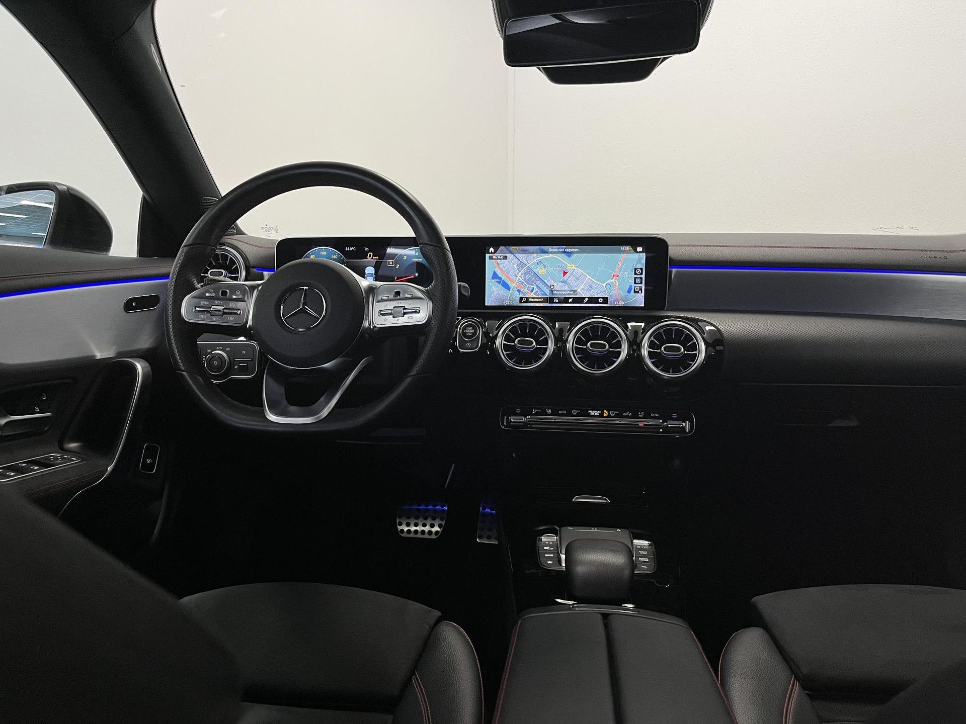Mercedes-Benz CLA met kenteken H-064-HL – interieur