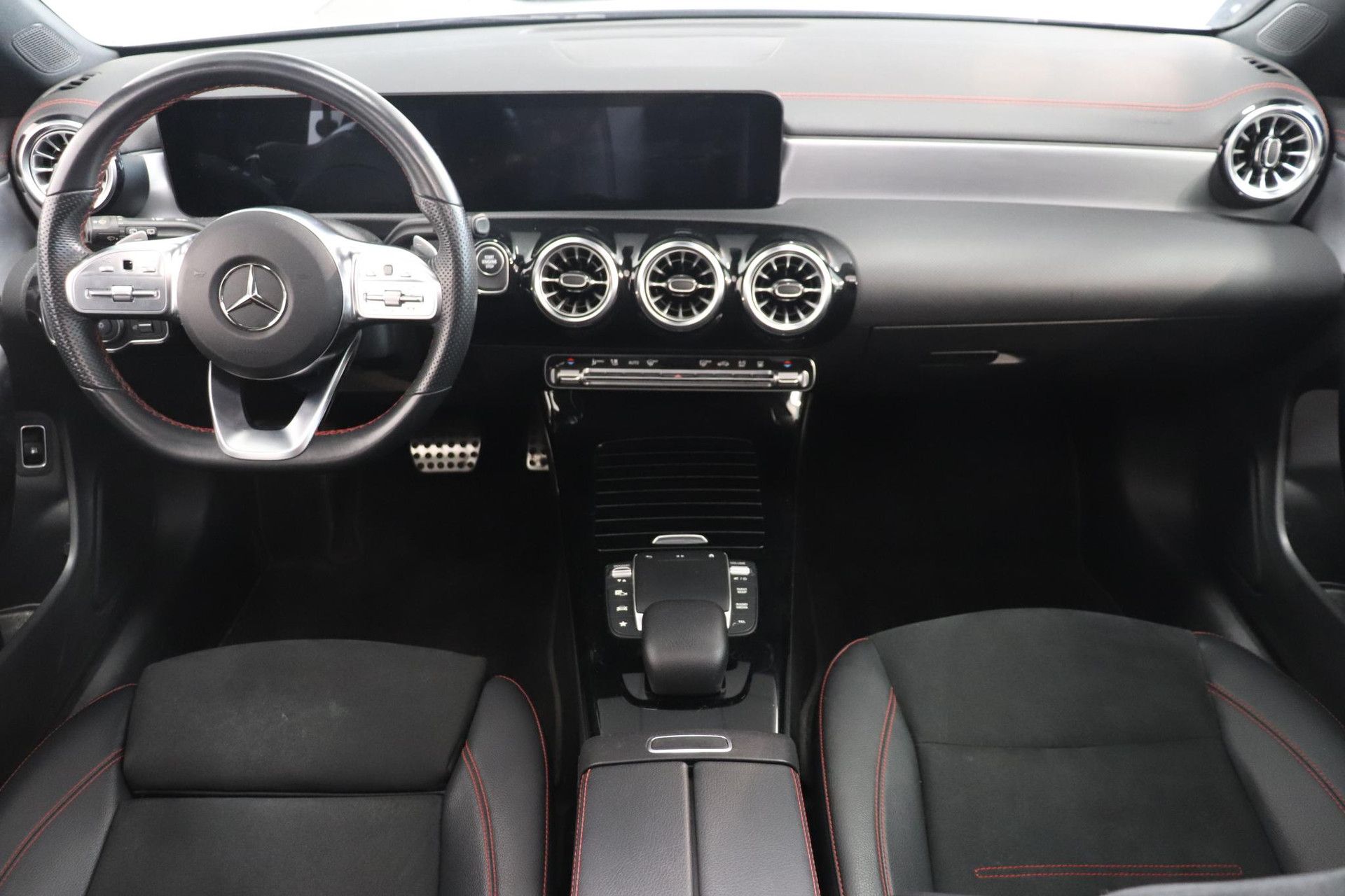 Mercedes-Benz CLA met kenteken R-662-BS – interieur