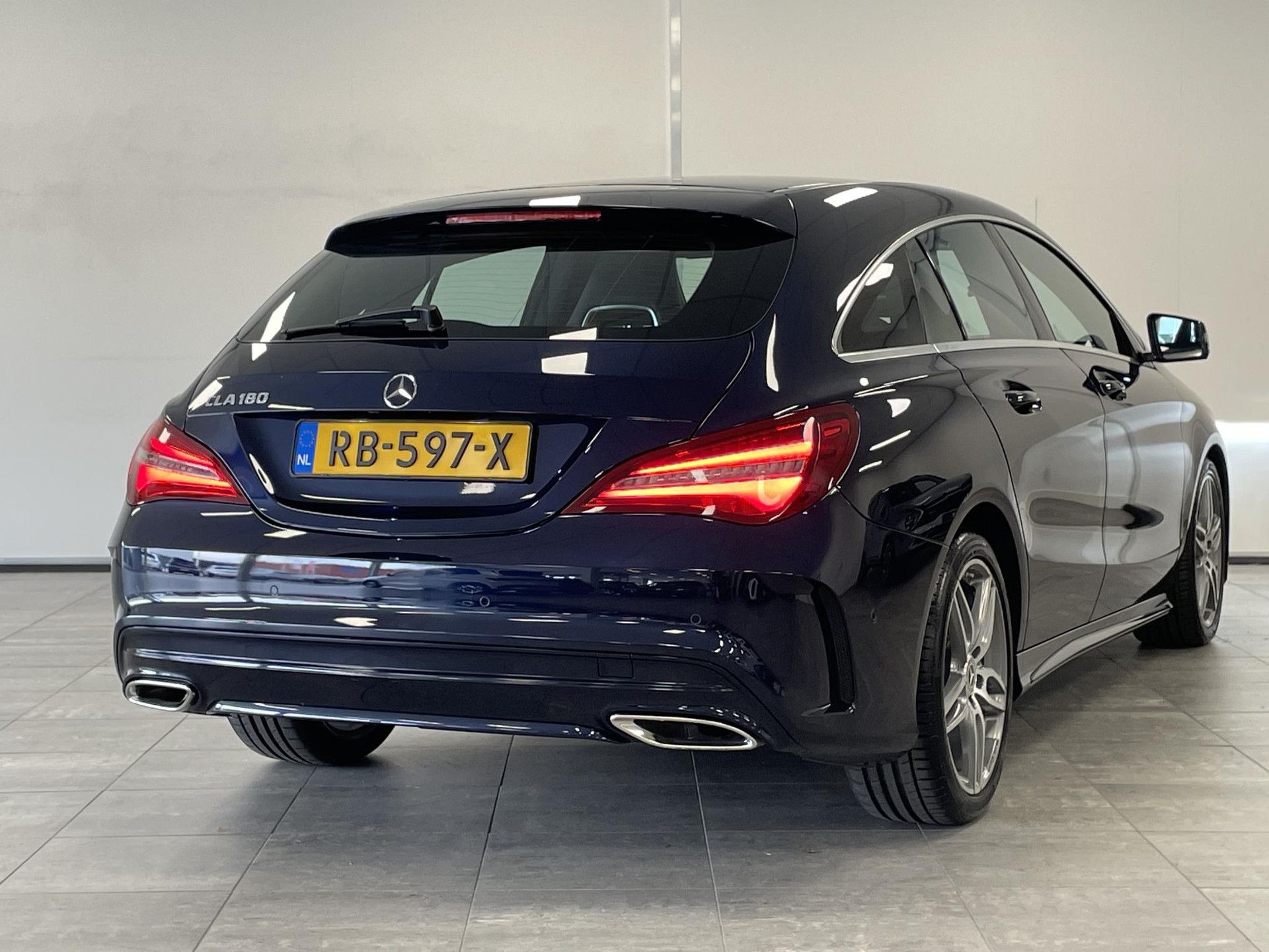 Mercedes-Benz CLA met kenteken RB-597-X – achteraanzicht