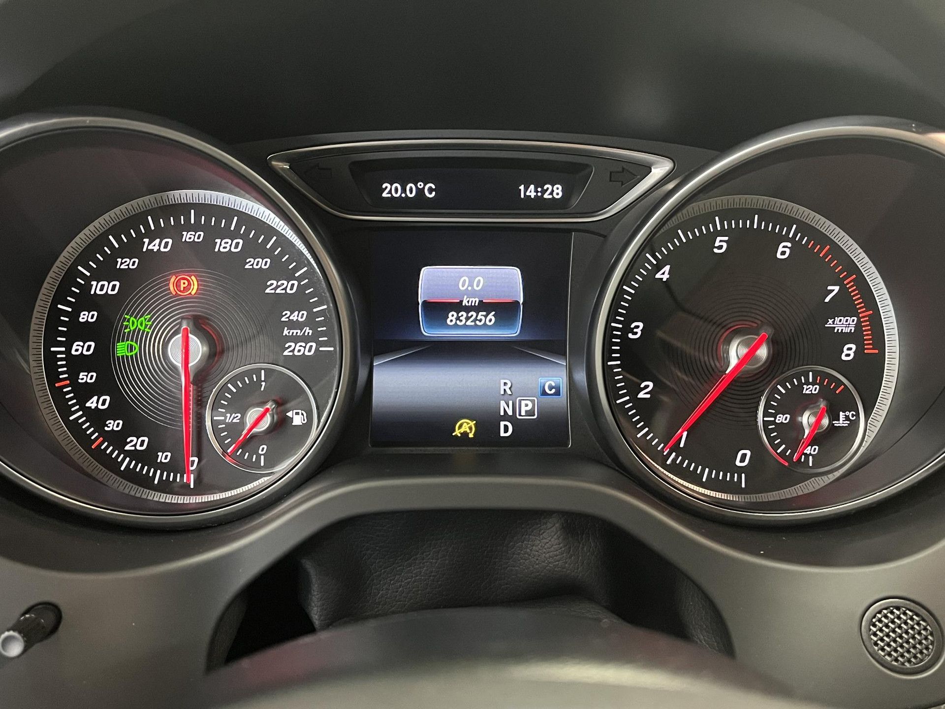 Mercedes-Benz CLA met kenteken RB-597-X – interieur