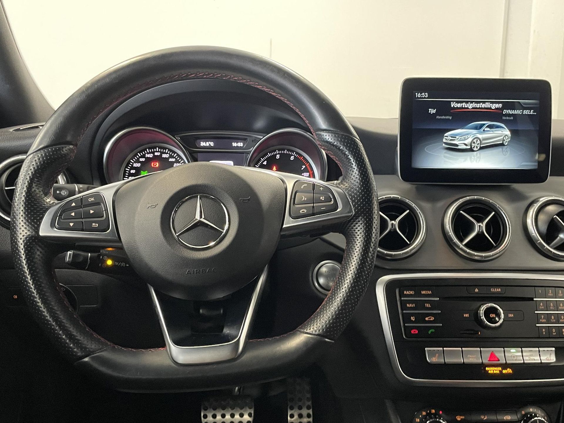 Mercedes-Benz CLA met kenteken RB-597-X – dashboard