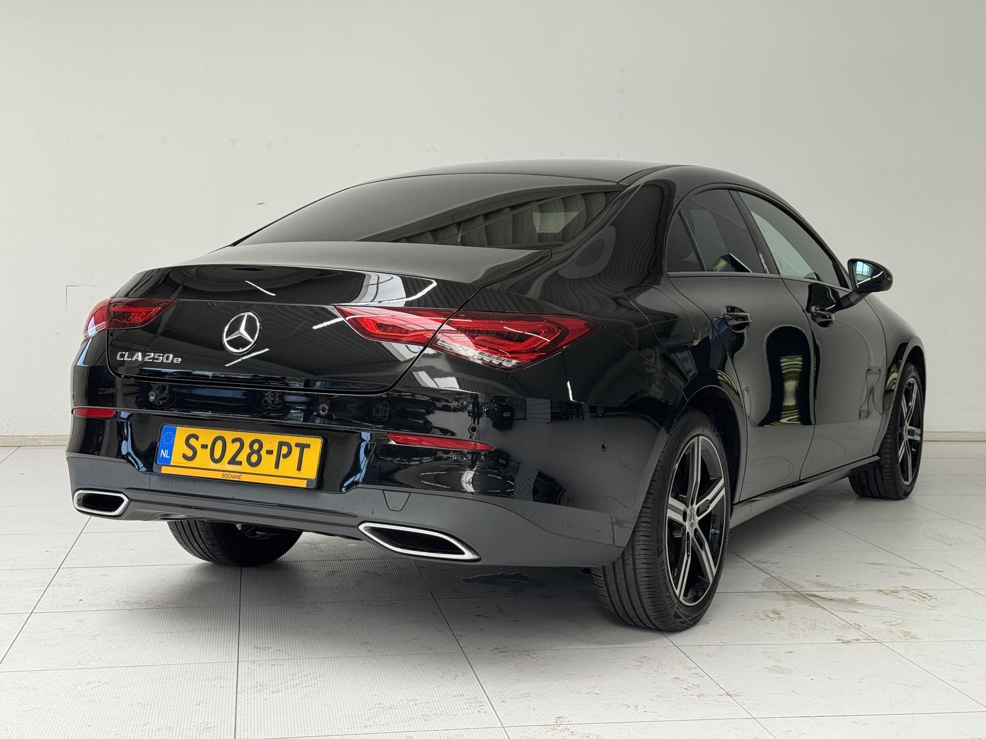 Mercedes-Benz CLA met kenteken S-028-PT – achteraanzicht
