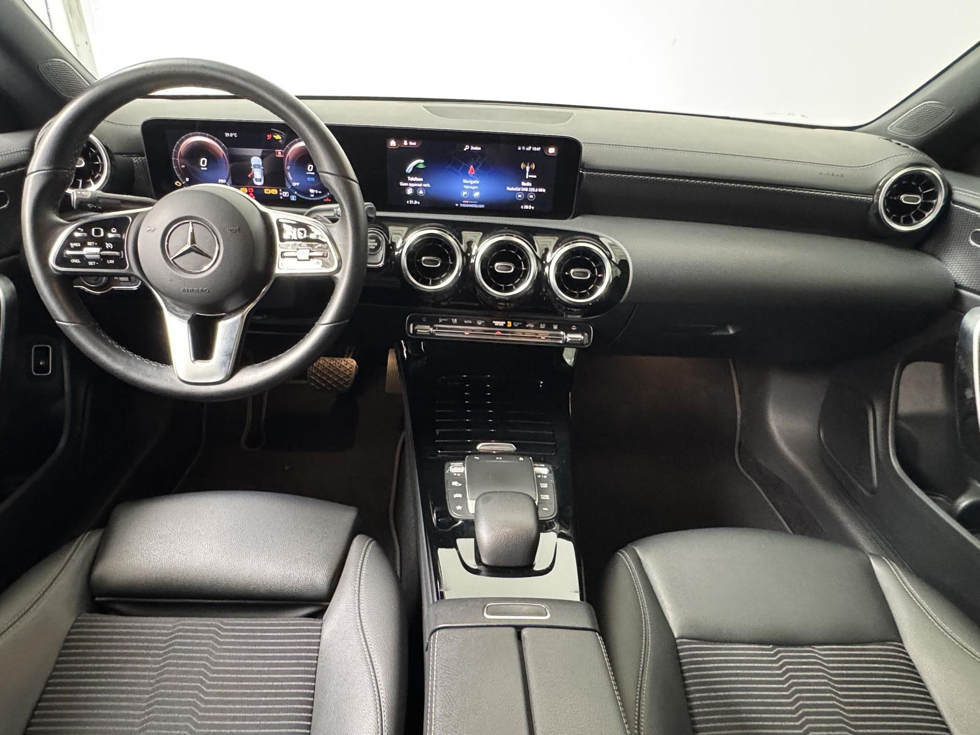 Mercedes-Benz CLA met kenteken S-028-PT – interieur