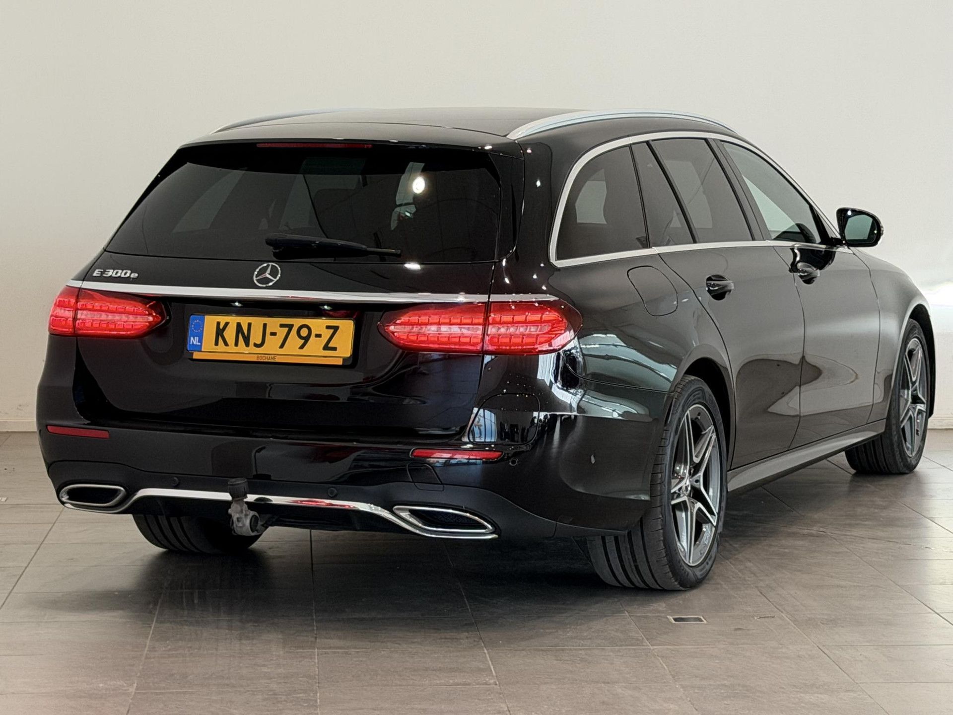Mercedes-Benz E-Klasse met kenteken KNJ-79-Z – achteraanzicht
