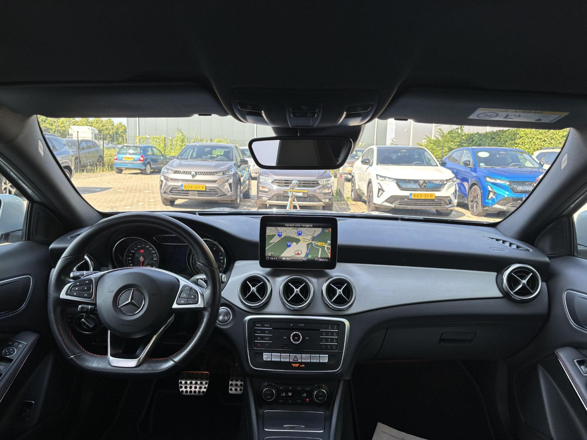 Mercedes-Benz GLA met kenteken G-733-DJ – interieur