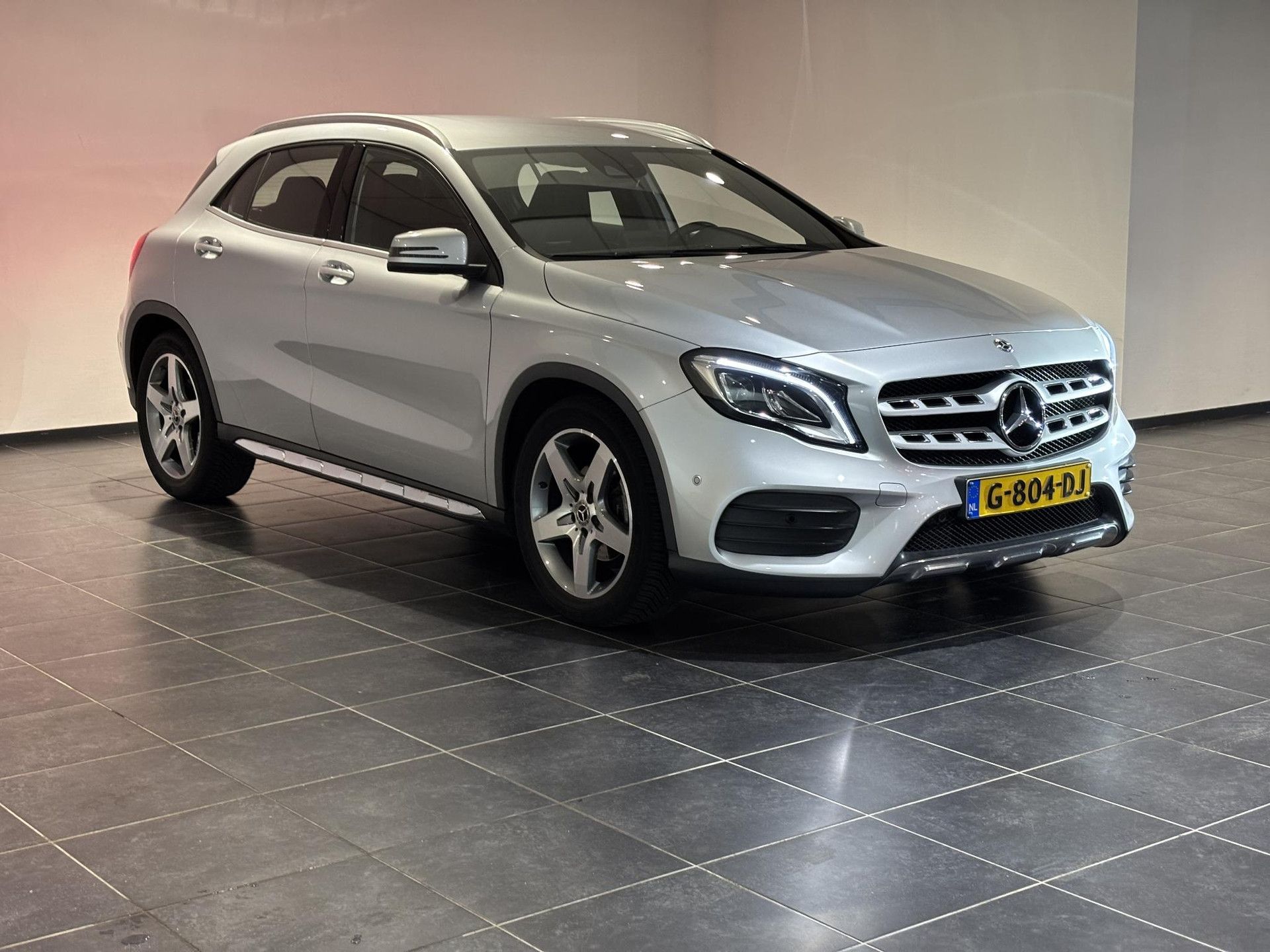 Mercedes-Benz GLA met kenteken G-804-DJ – interieur